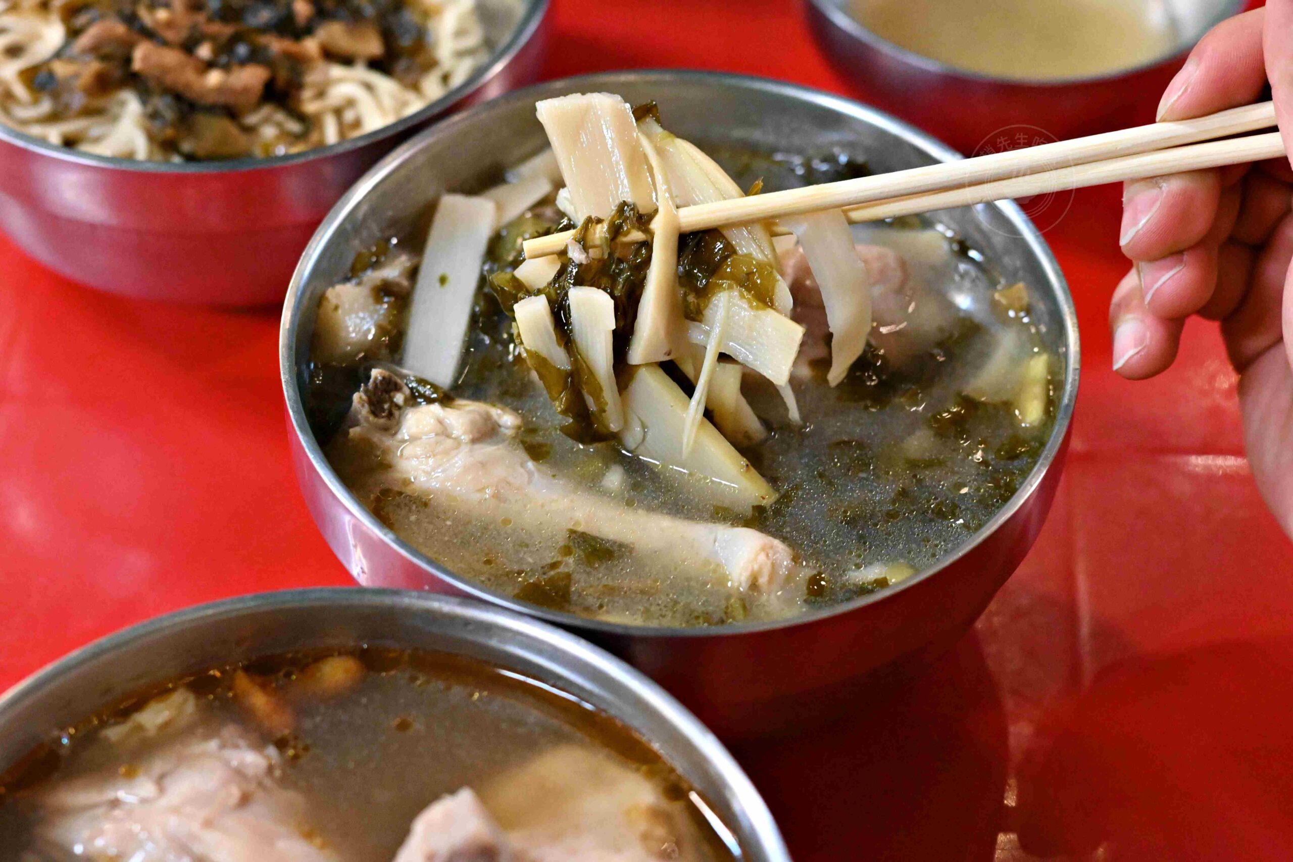 【台南東區美食】Walking Su 藥膳麻油雞，人氣排隊店，必點隱藏版酸菜乾麵配雞湯(菜單) @趙先生吃飯