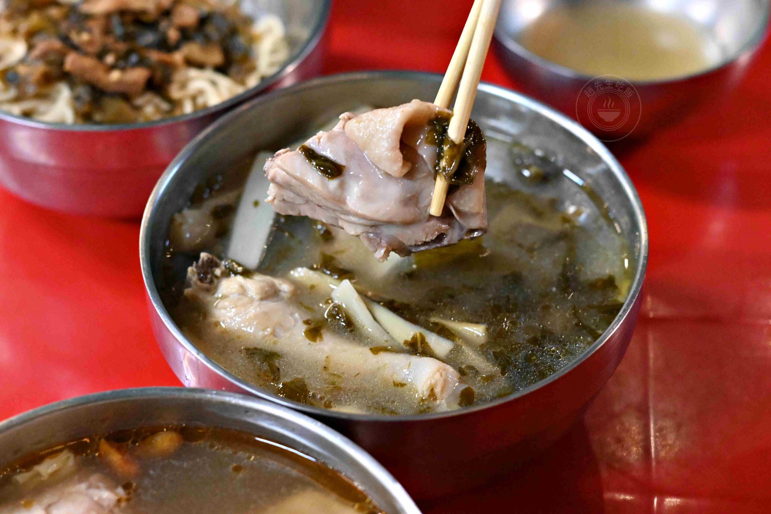 【台南東區美食】Walking Su 藥膳麻油雞，人氣排隊店，必點隱藏版酸菜乾麵配雞湯(菜單) @趙先生吃飯