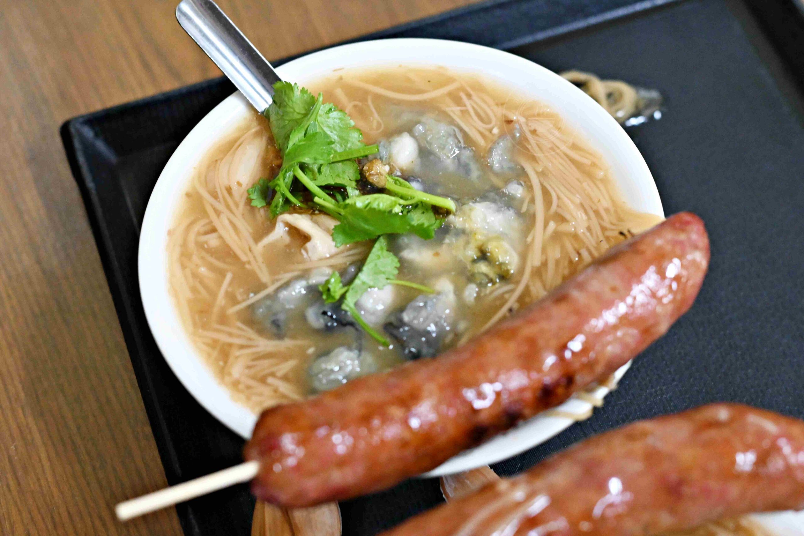 【板橋美食】油庫口蚵仔麵線+炭烤香腸，新埔站巷弄四十年小吃推薦大麵線加炭烤香腸 @趙先生吃飯