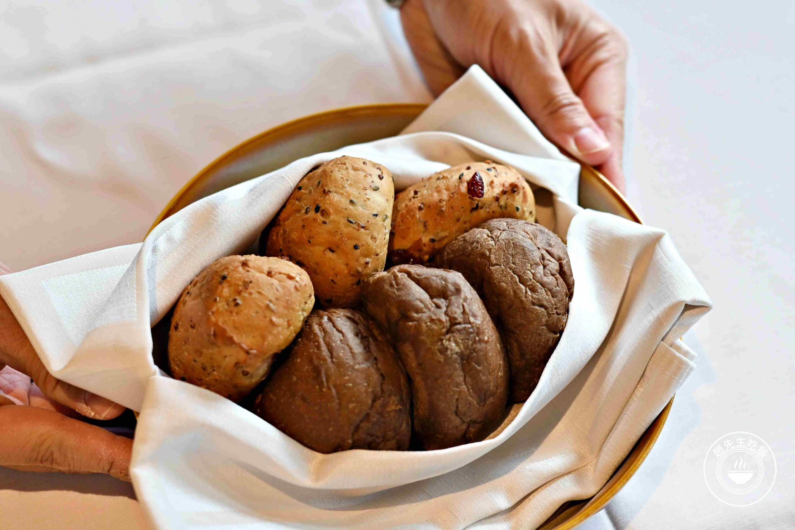 【桃園美食】雅室牛排桃園藝文店，台北30年老店品質神複製，經典濃湯跟牛排推薦 (菜單/價錢) @趙先生吃飯