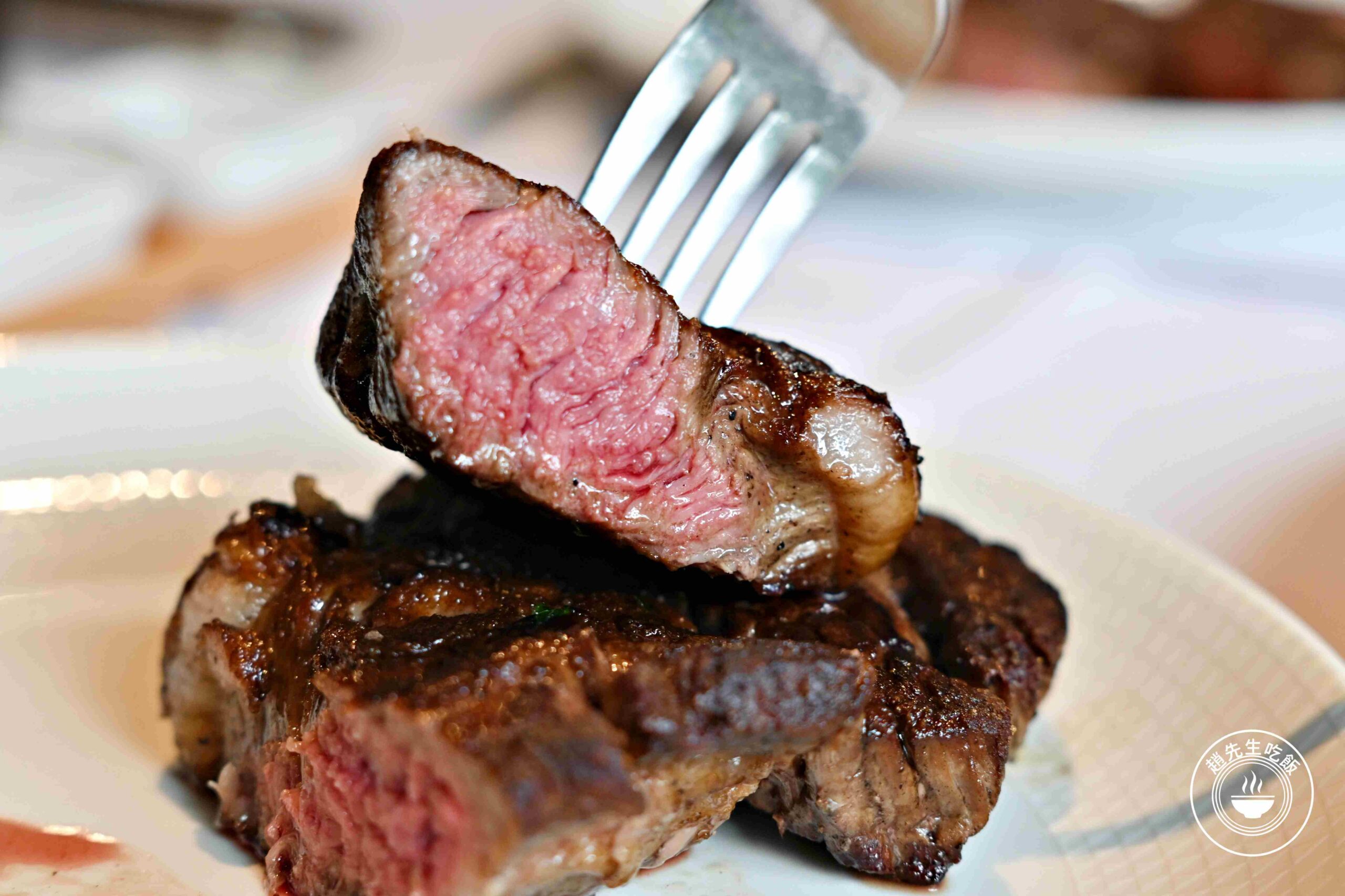 【桃園美食】雅室牛排桃園藝文店，台北30年老店品質神複製，經典濃湯跟牛排推薦 (菜單/價錢) @趙先生吃飯