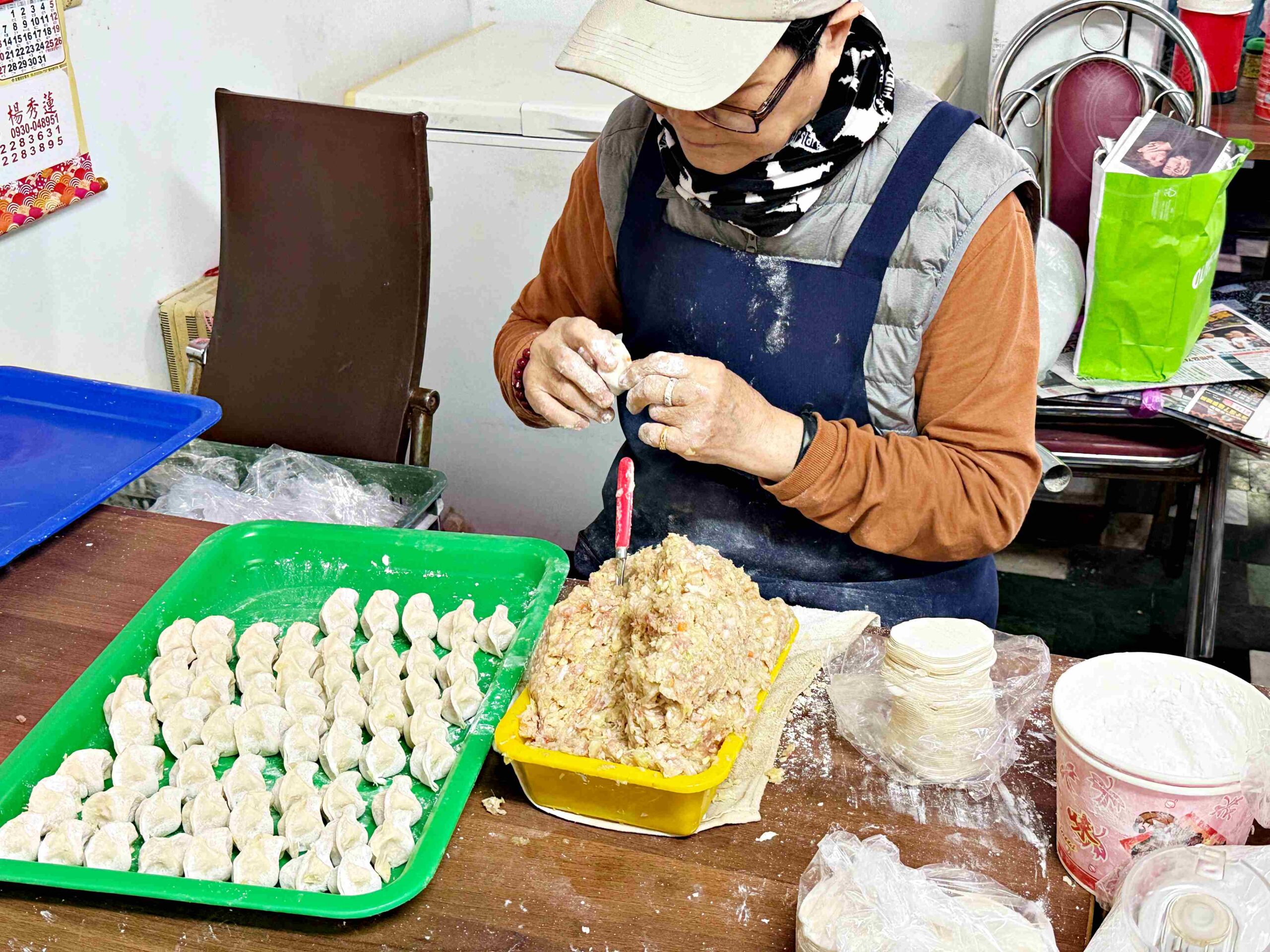 【士林美食】華榮街水煎包攤車，只賣大顆高麗菜，開攤就排隊推薦(菜單) @趙先生吃飯