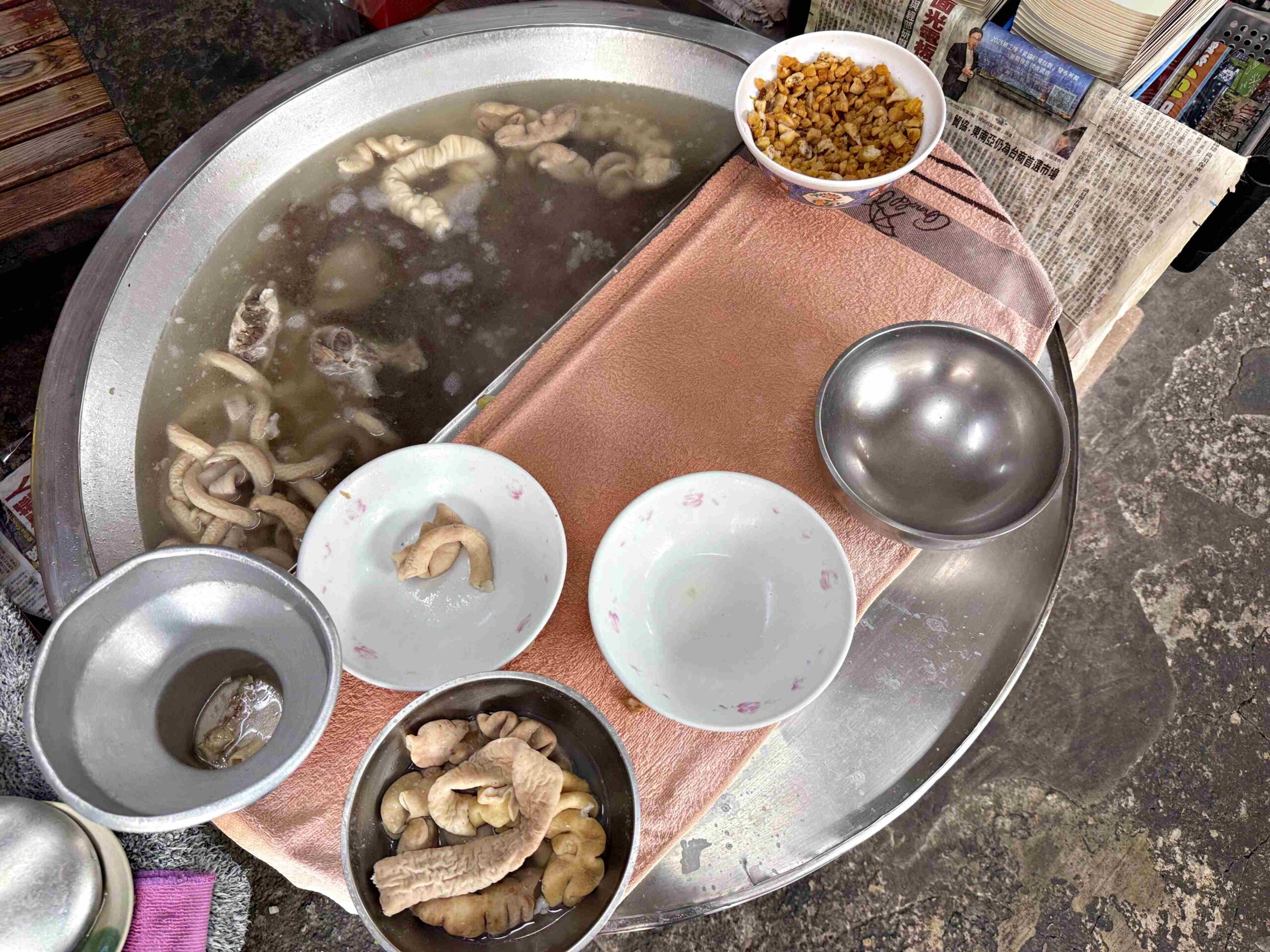 【台南美食】蔡家豬血湯，炒米粉濕潤入味超強，綜合豬血湯料滿到炸出來(菜單) @趙先生吃飯