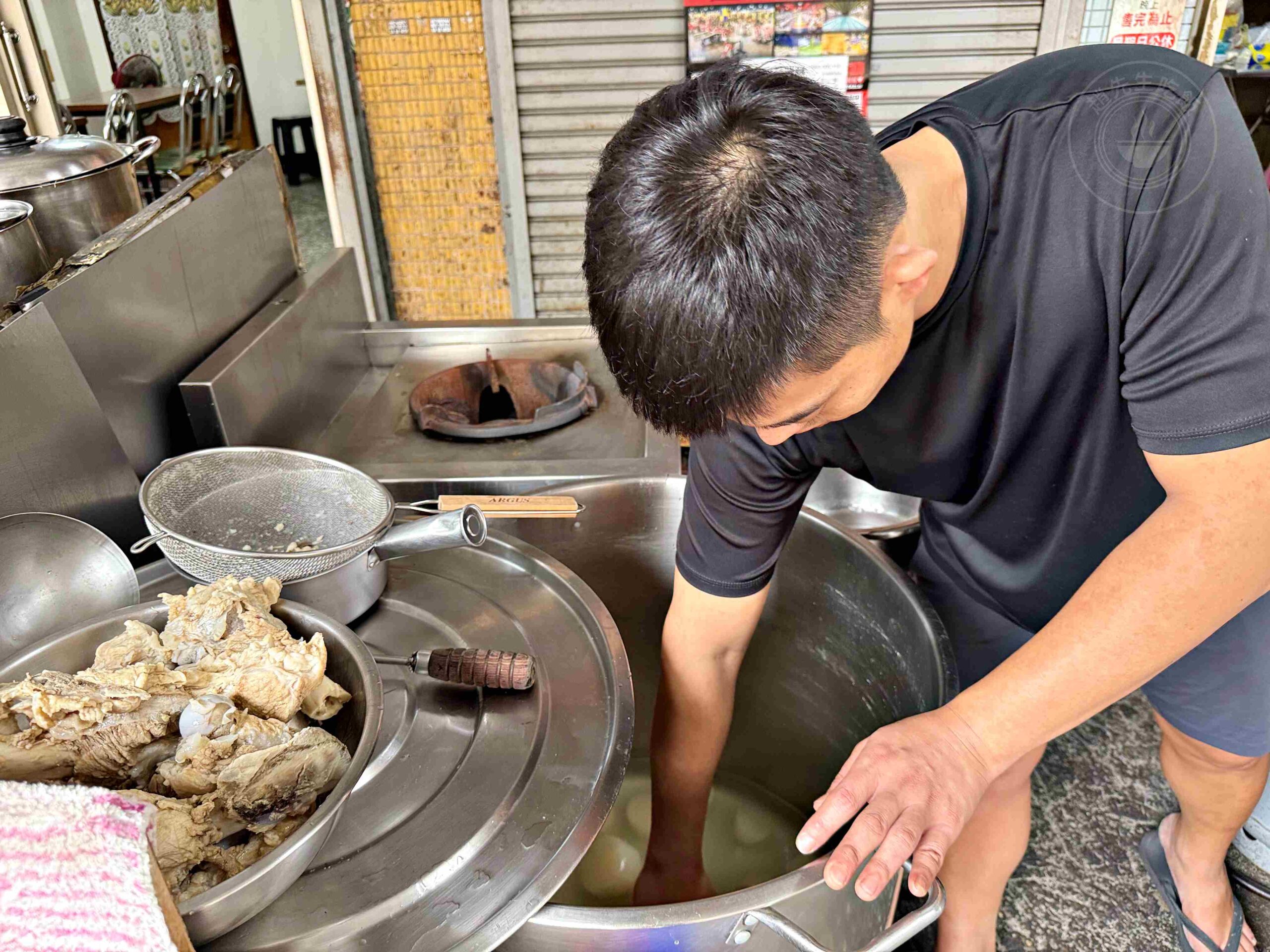 【台南美食】蔡家豬血湯，炒米粉濕潤入味超強，綜合豬血湯料滿到炸出來(菜單) @趙先生吃飯