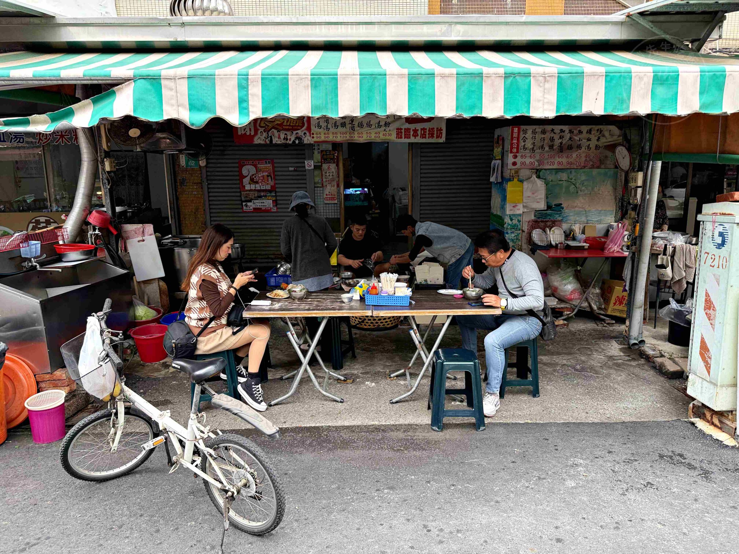 【台南美食】蔡家豬血湯，炒米粉濕潤入味超強，綜合豬血湯料滿到炸出來(菜單) @趙先生吃飯