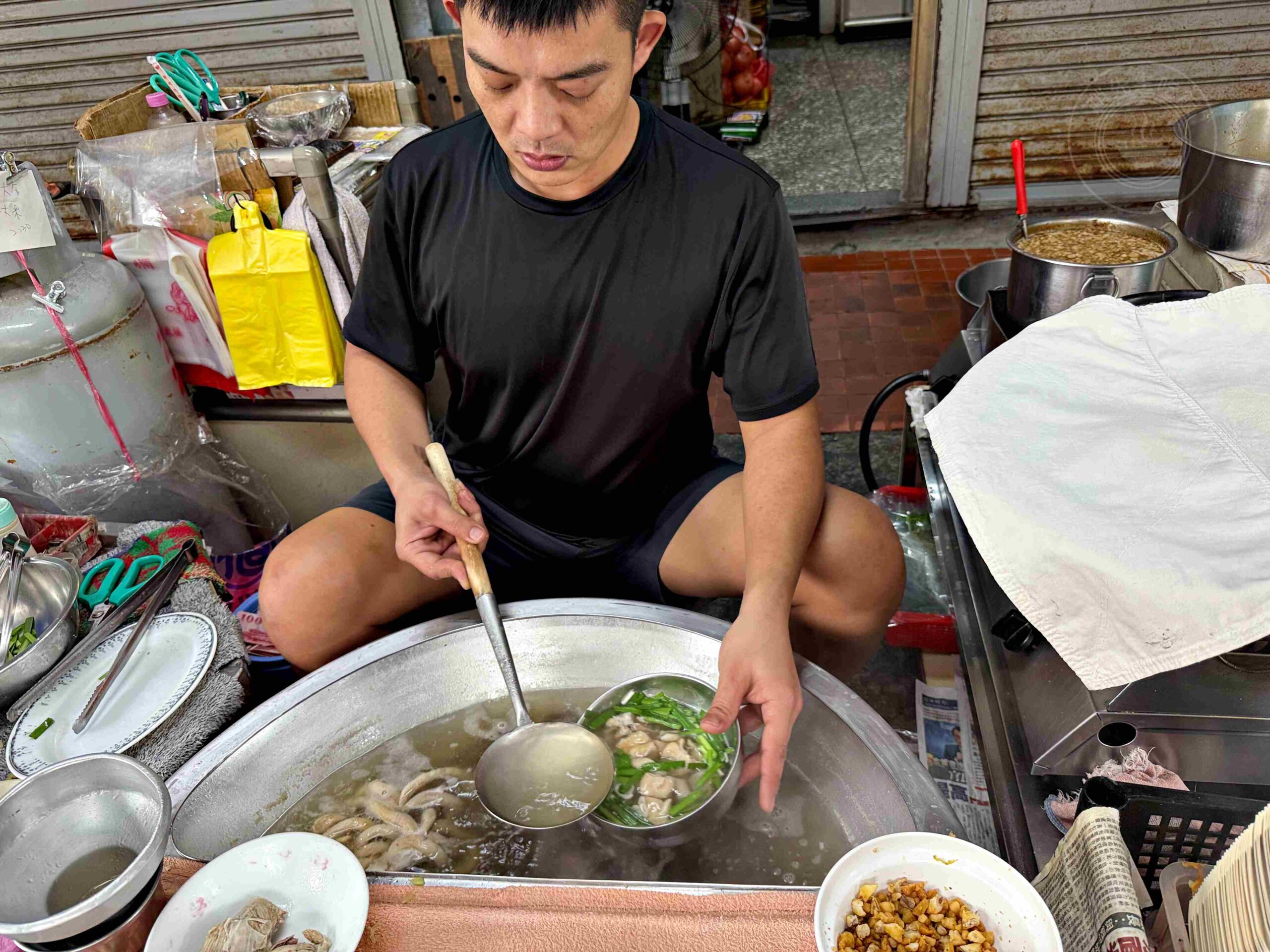 【台南美食】蔡家豬血湯，炒米粉濕潤入味超強，綜合豬血湯料滿到炸出來(菜單) @趙先生吃飯