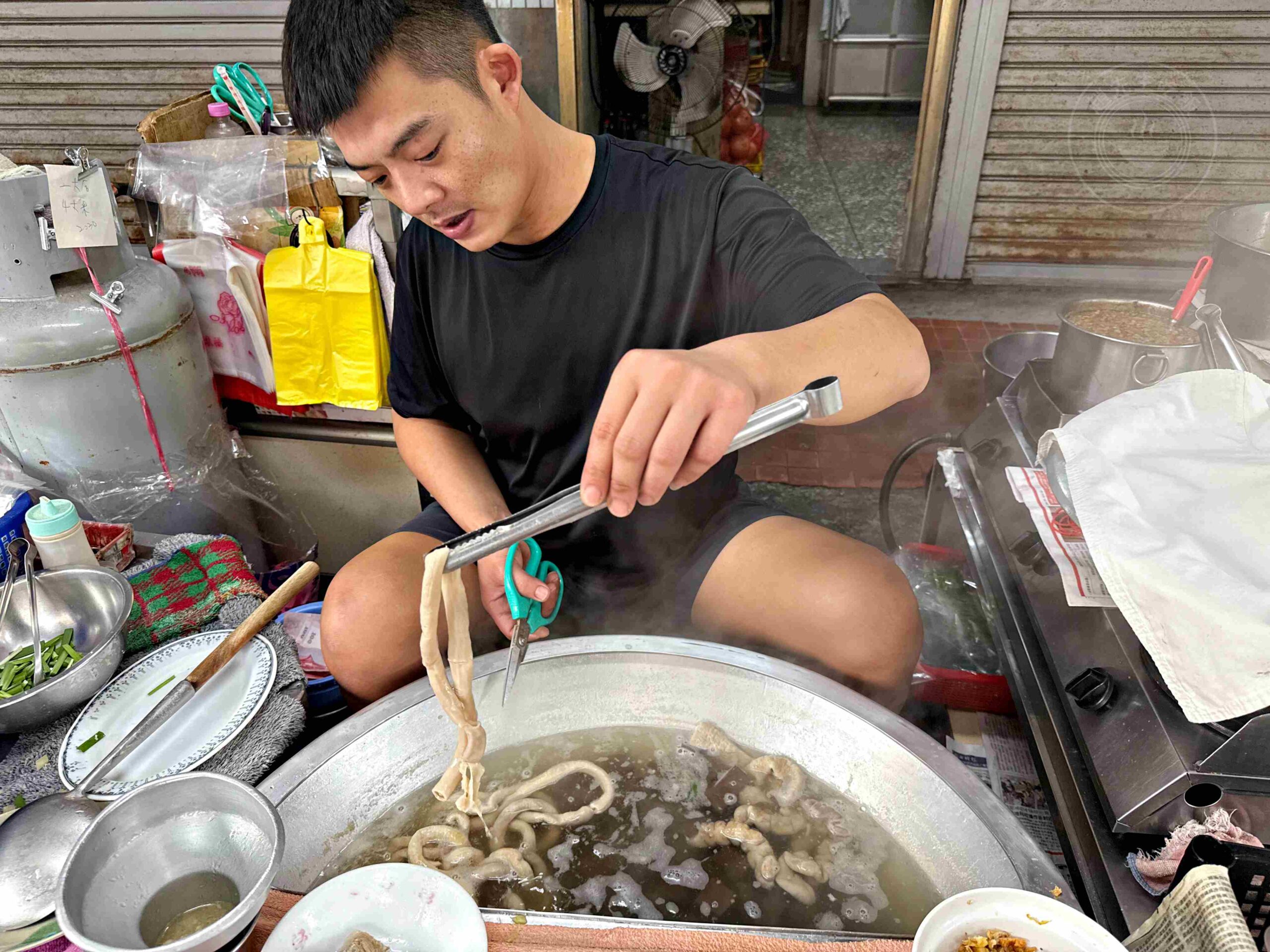 【台南美食】蔡家豬血湯，炒米粉濕潤入味超強，綜合豬血湯料滿到炸出來(菜單) @趙先生吃飯
