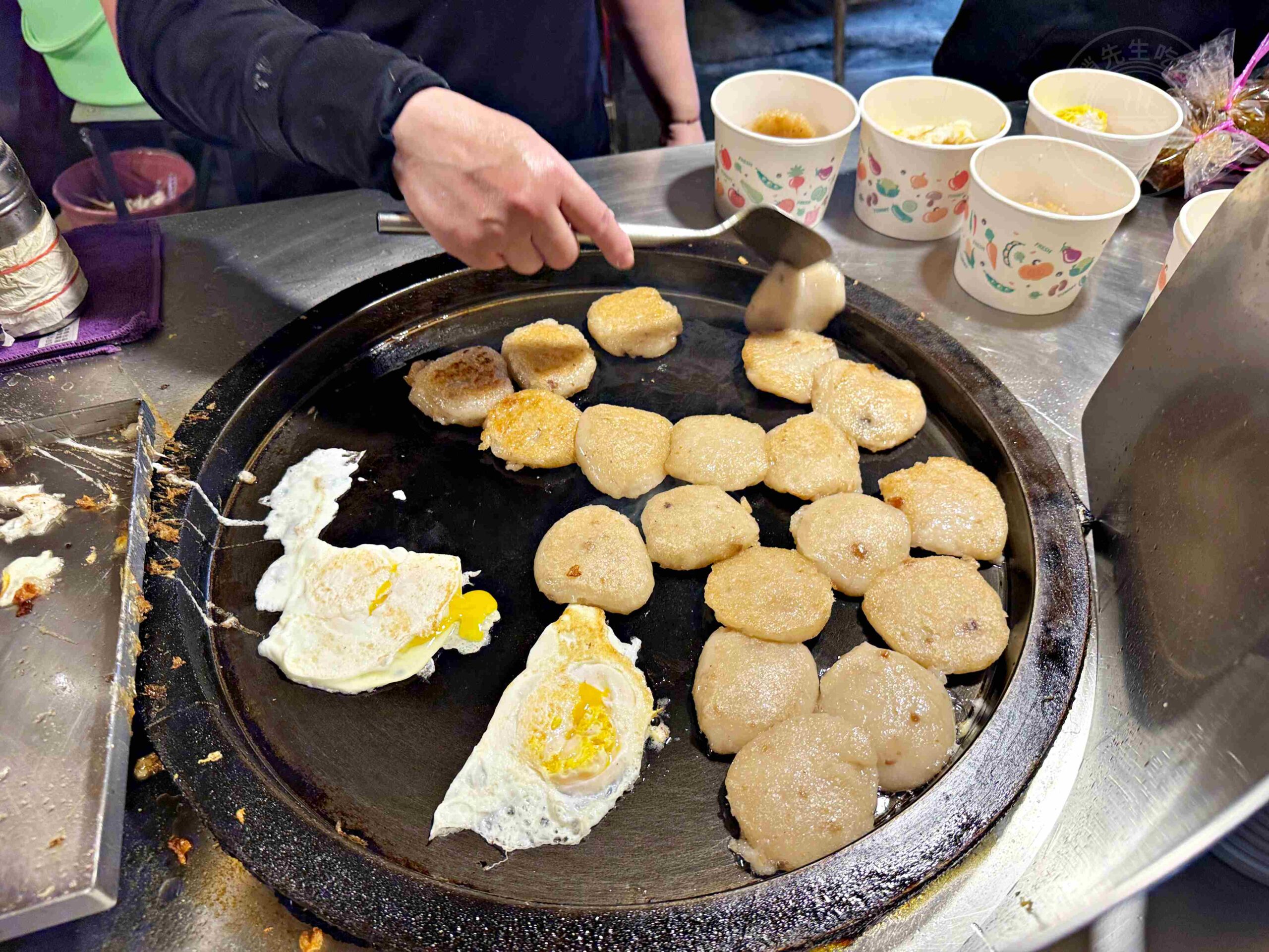 【台南美食】陳記大灣粿仔，大灣黃昏市場60年排隊老店，靈魂醬汁小吃推薦加蛋(菜單) @趙先生吃飯