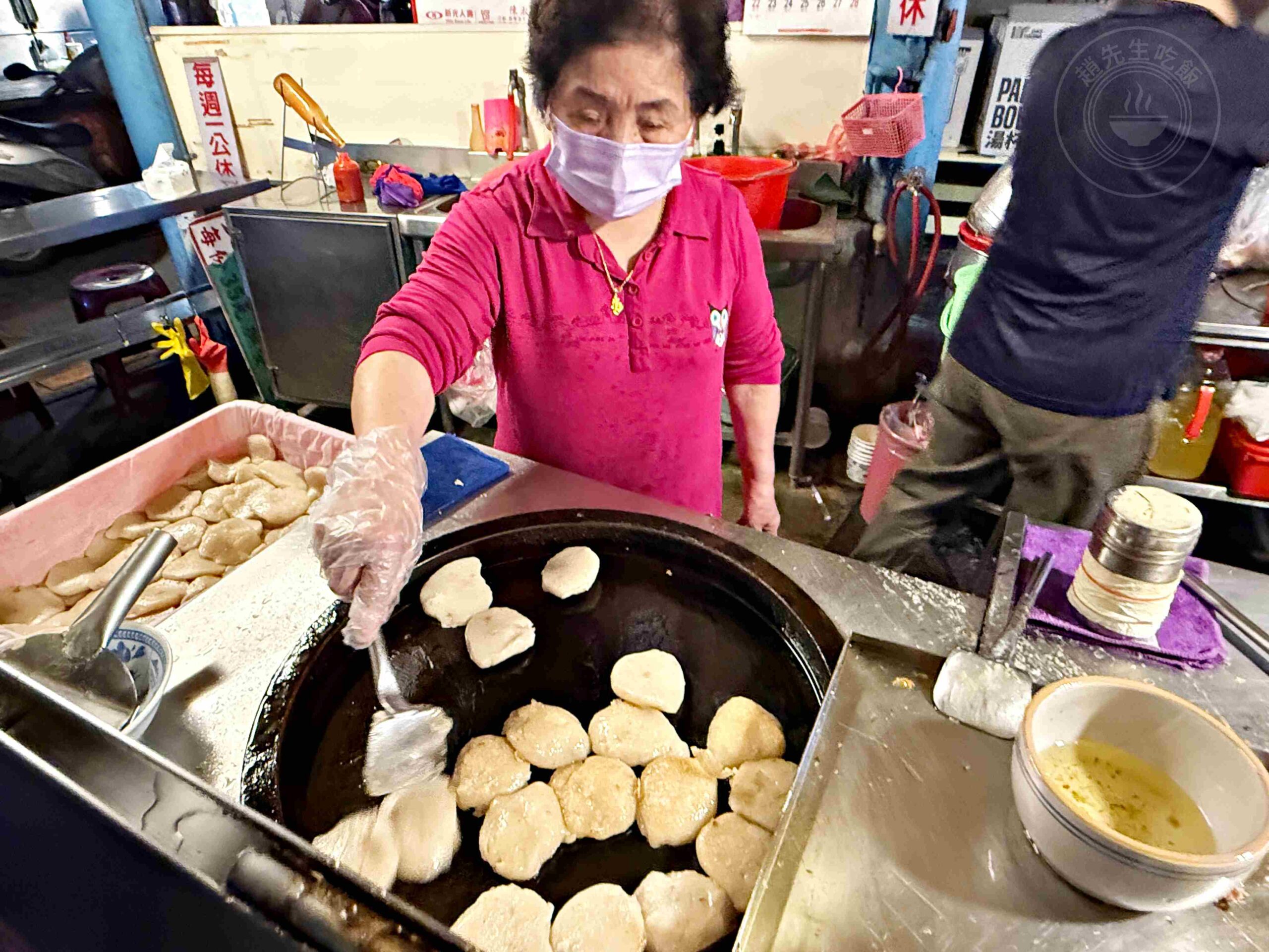 【台南美食】陳記大灣粿仔，大灣黃昏市場60年排隊老店，靈魂醬汁小吃推薦加蛋(菜單) @趙先生吃飯