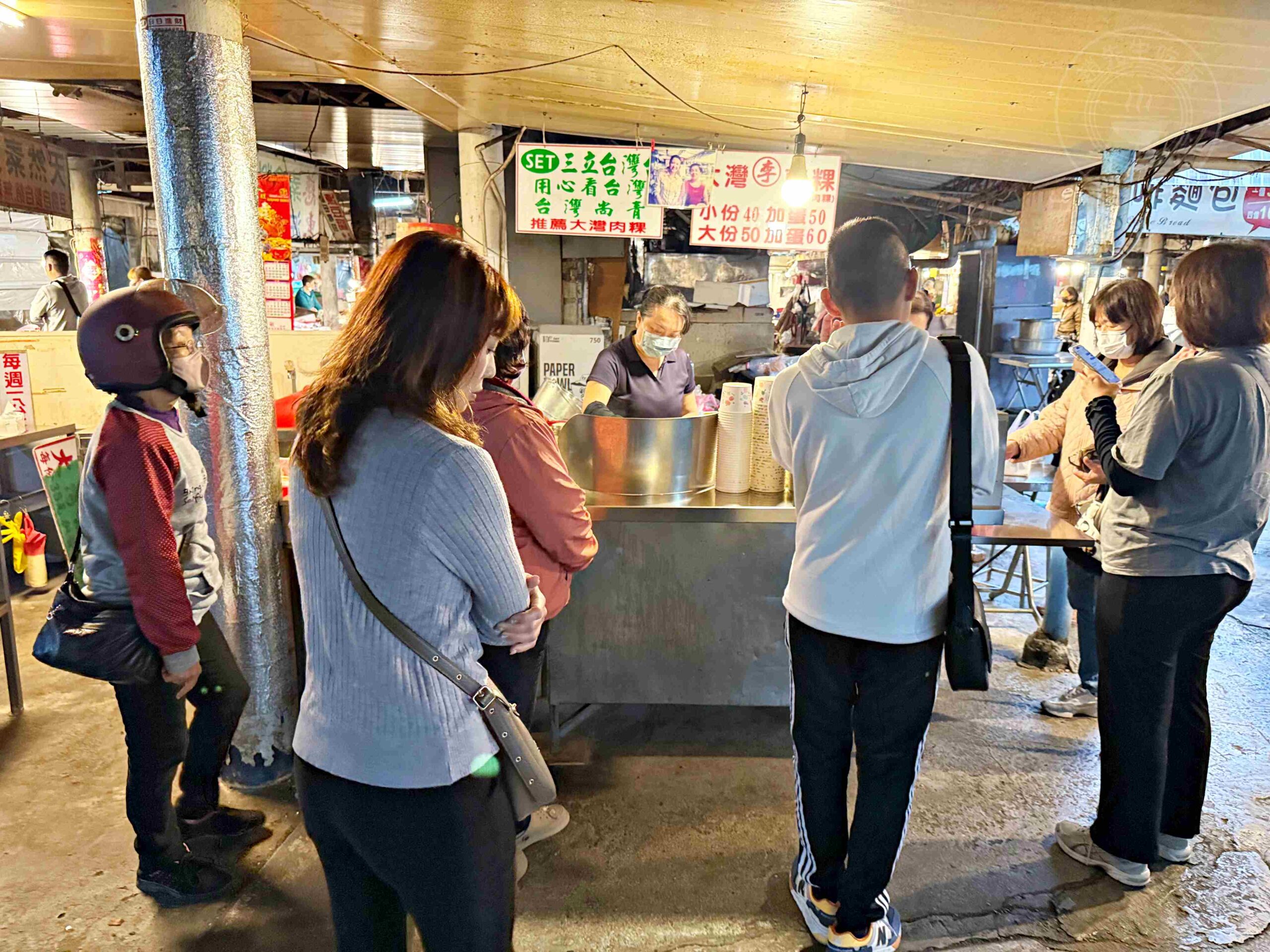 【台南美食】陳記大灣粿仔，大灣黃昏市場60年排隊老店，靈魂醬汁小吃推薦加蛋(菜單) @趙先生吃飯