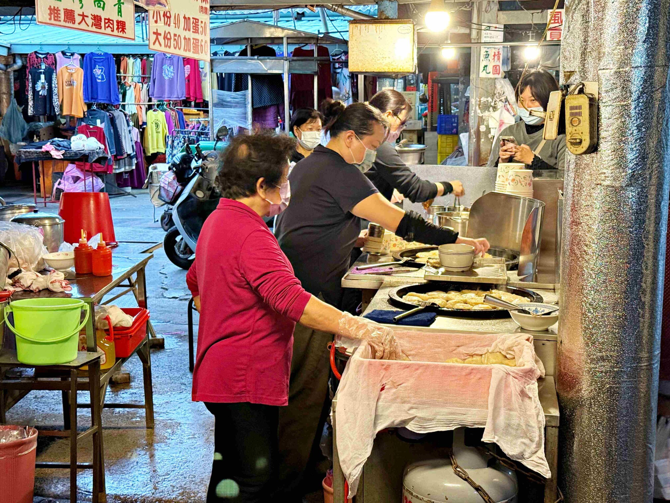 【台南美食】陳記大灣粿仔，大灣黃昏市場60年排隊老店，靈魂醬汁小吃推薦加蛋(菜單) @趙先生吃飯