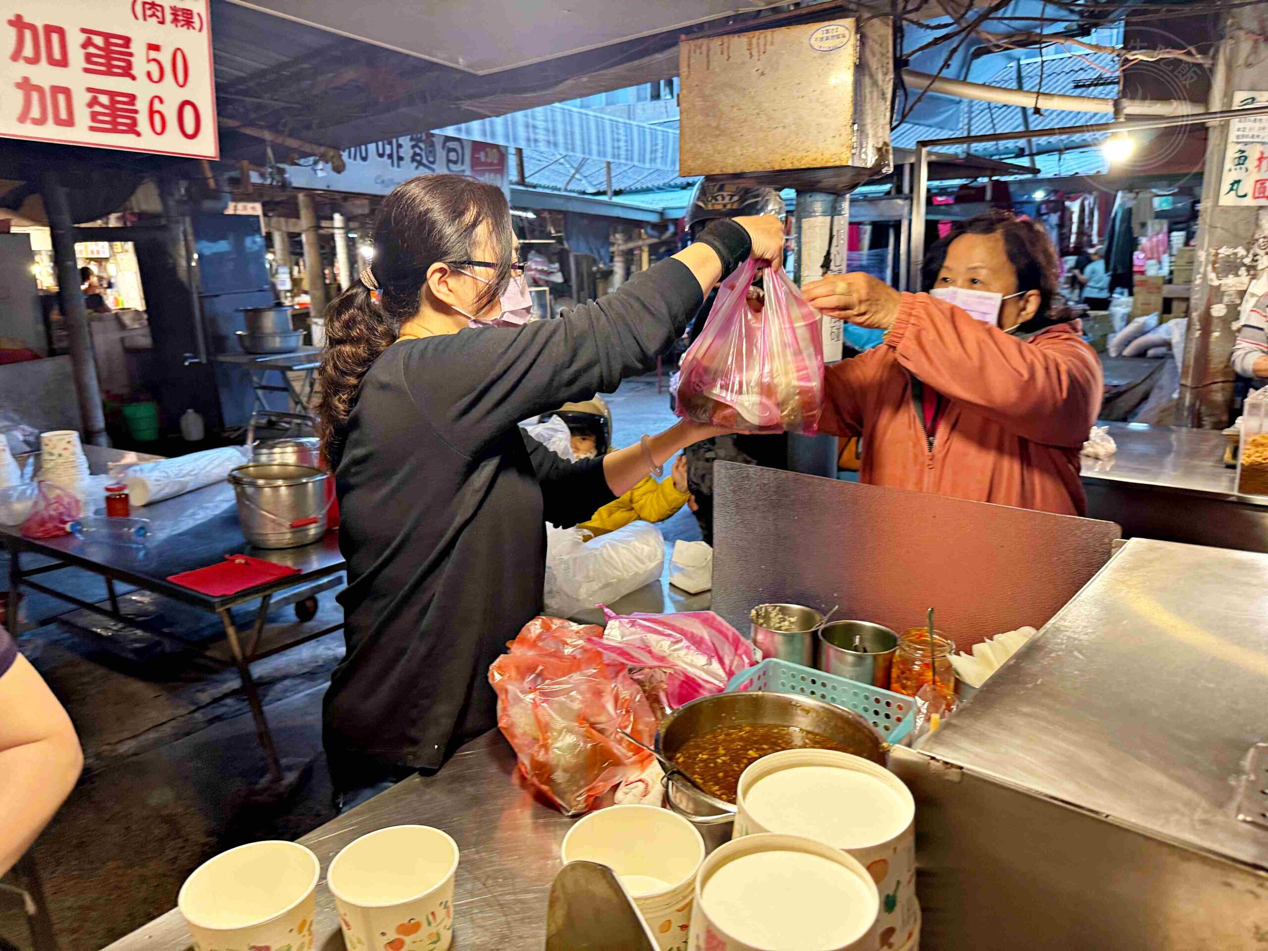 【台南美食】陳記大灣粿仔，大灣黃昏市場60年排隊老店，靈魂醬汁小吃推薦加蛋(菜單) @趙先生吃飯