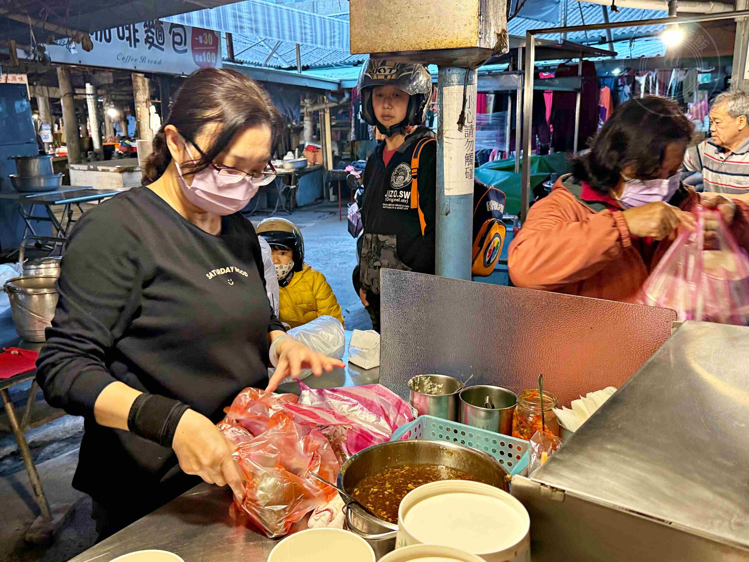 【台南美食】陳記大灣粿仔，大灣黃昏市場60年排隊老店，靈魂醬汁小吃推薦加蛋(菜單) @趙先生吃飯