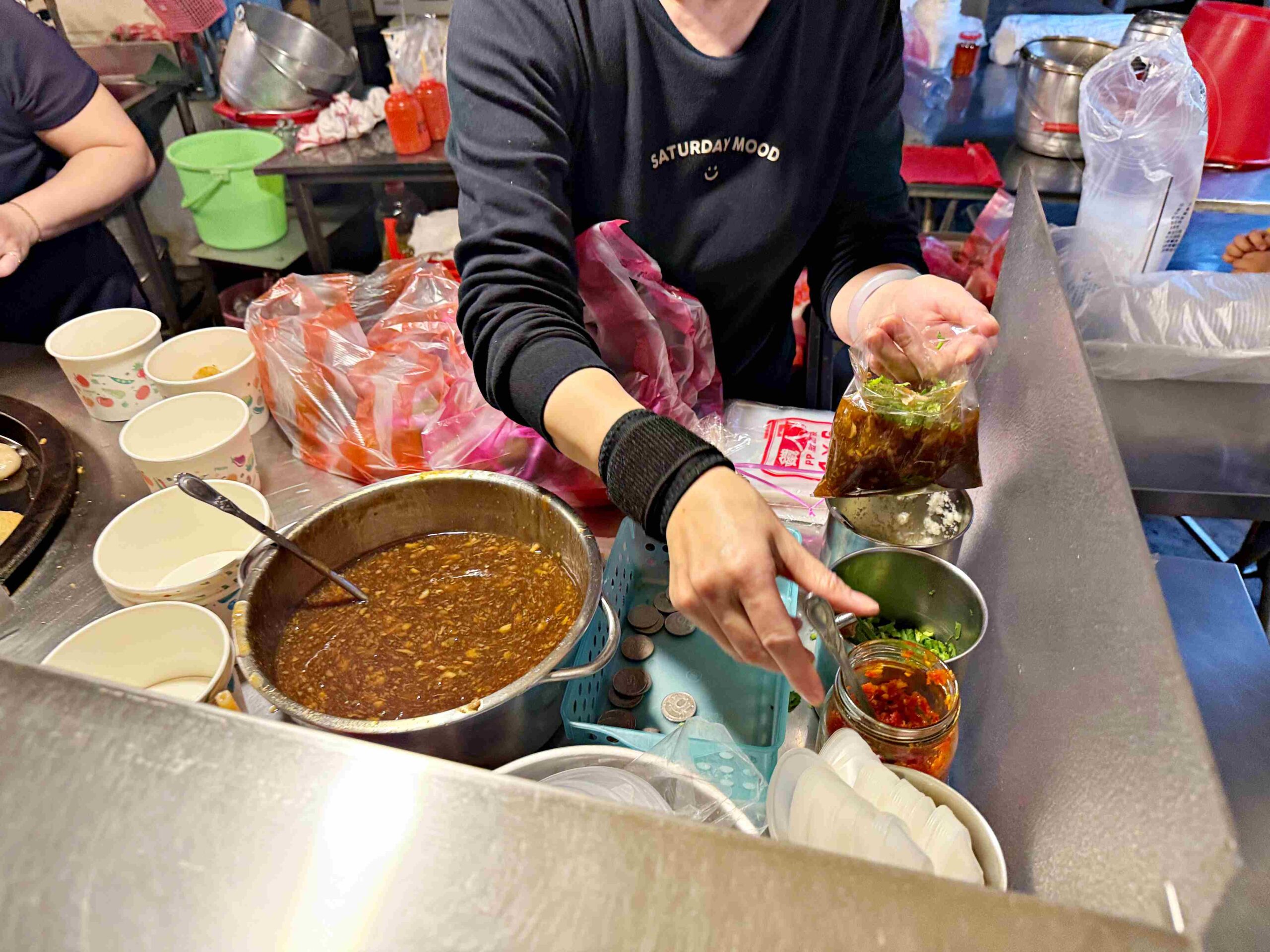 【台南美食】陳記大灣粿仔，大灣黃昏市場60年排隊老店，靈魂醬汁小吃推薦加蛋(菜單) @趙先生吃飯