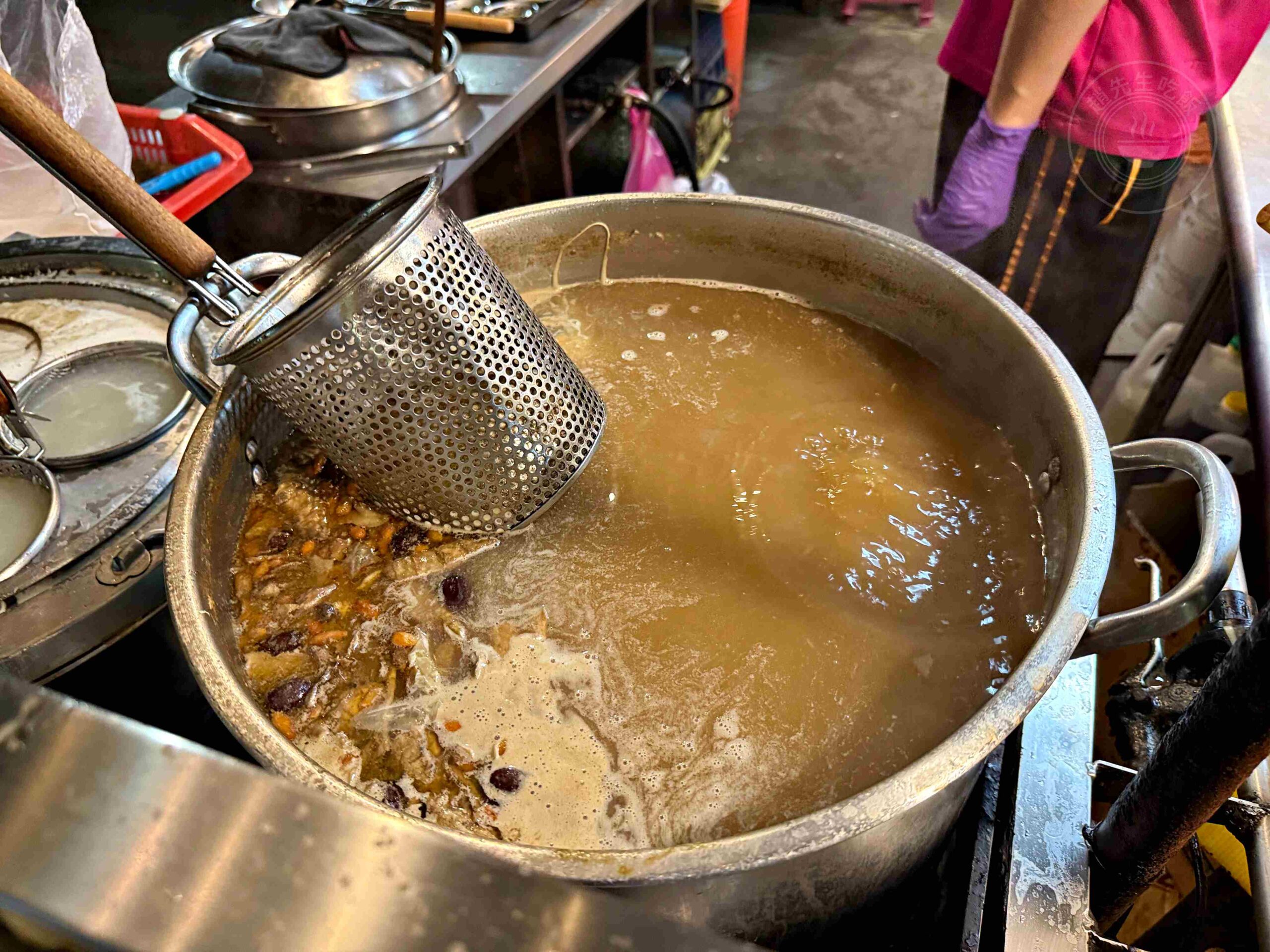 【台南東區美食】Walking Su 藥膳麻油雞，人氣排隊店，必點隱藏版酸菜乾麵配雞湯(菜單) @趙先生吃飯