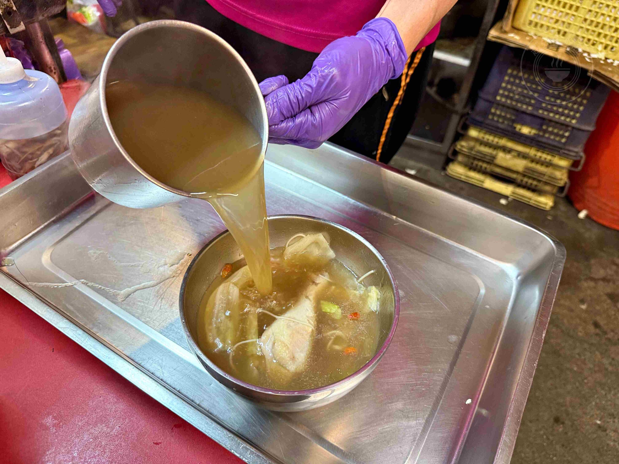 【台南東區美食】Walking Su 藥膳麻油雞，人氣排隊店，必點隱藏版酸菜乾麵配雞湯(菜單) @趙先生吃飯