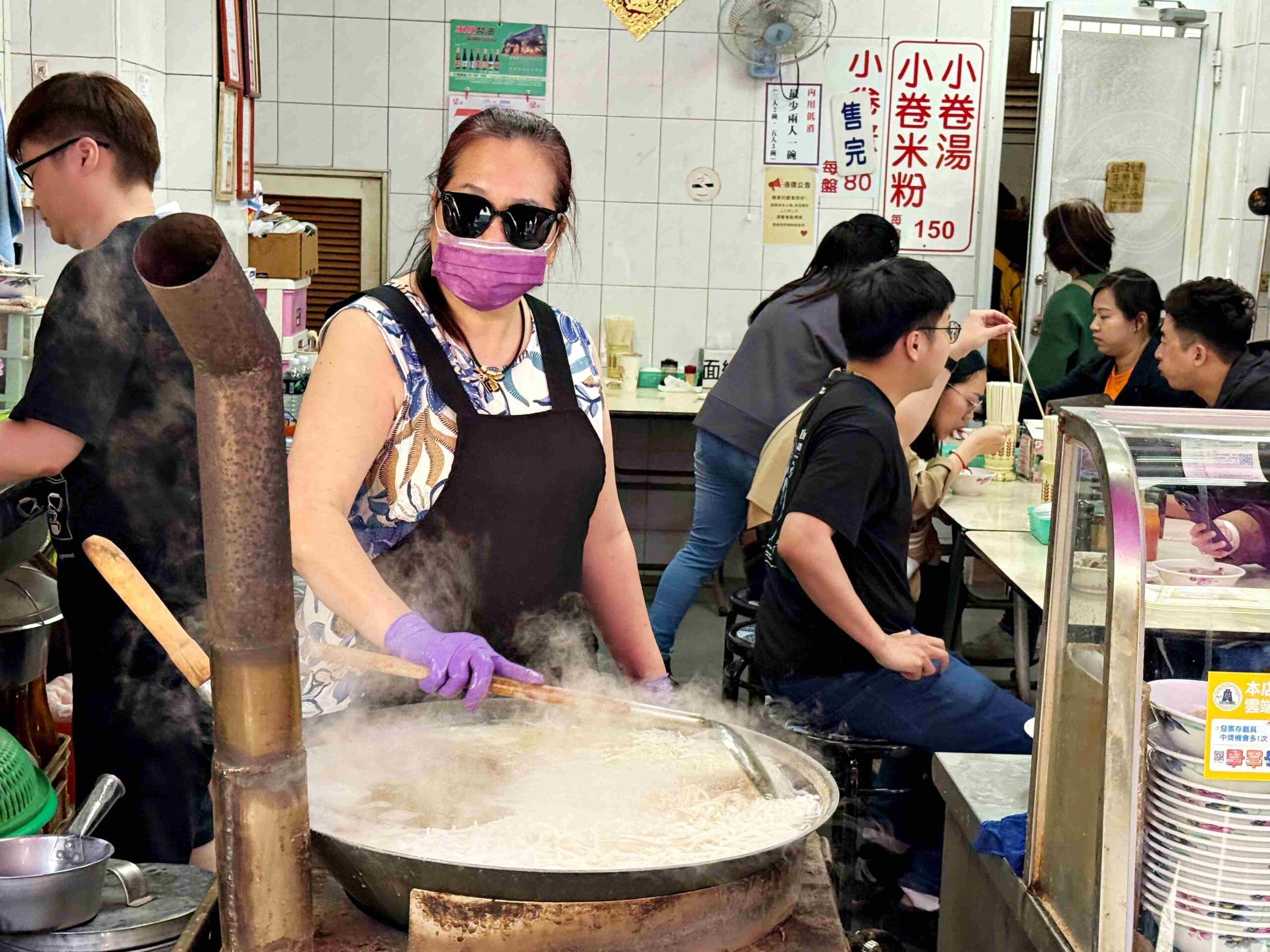 【台南美食】葉家小卷米粉，每天排隊賣完就收的Q彈粗米粉，米其林跟500碗也愛(菜單) @趙先生吃飯