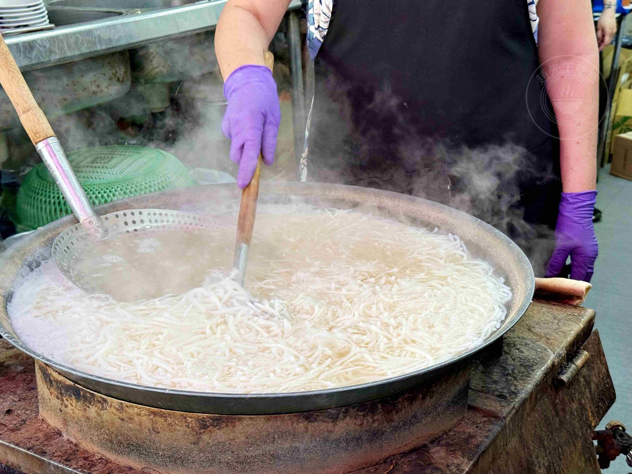 【台南美食】葉家小卷米粉，每天排隊賣完就收的Q彈粗米粉，米其林跟500碗也愛(菜單) @趙先生吃飯