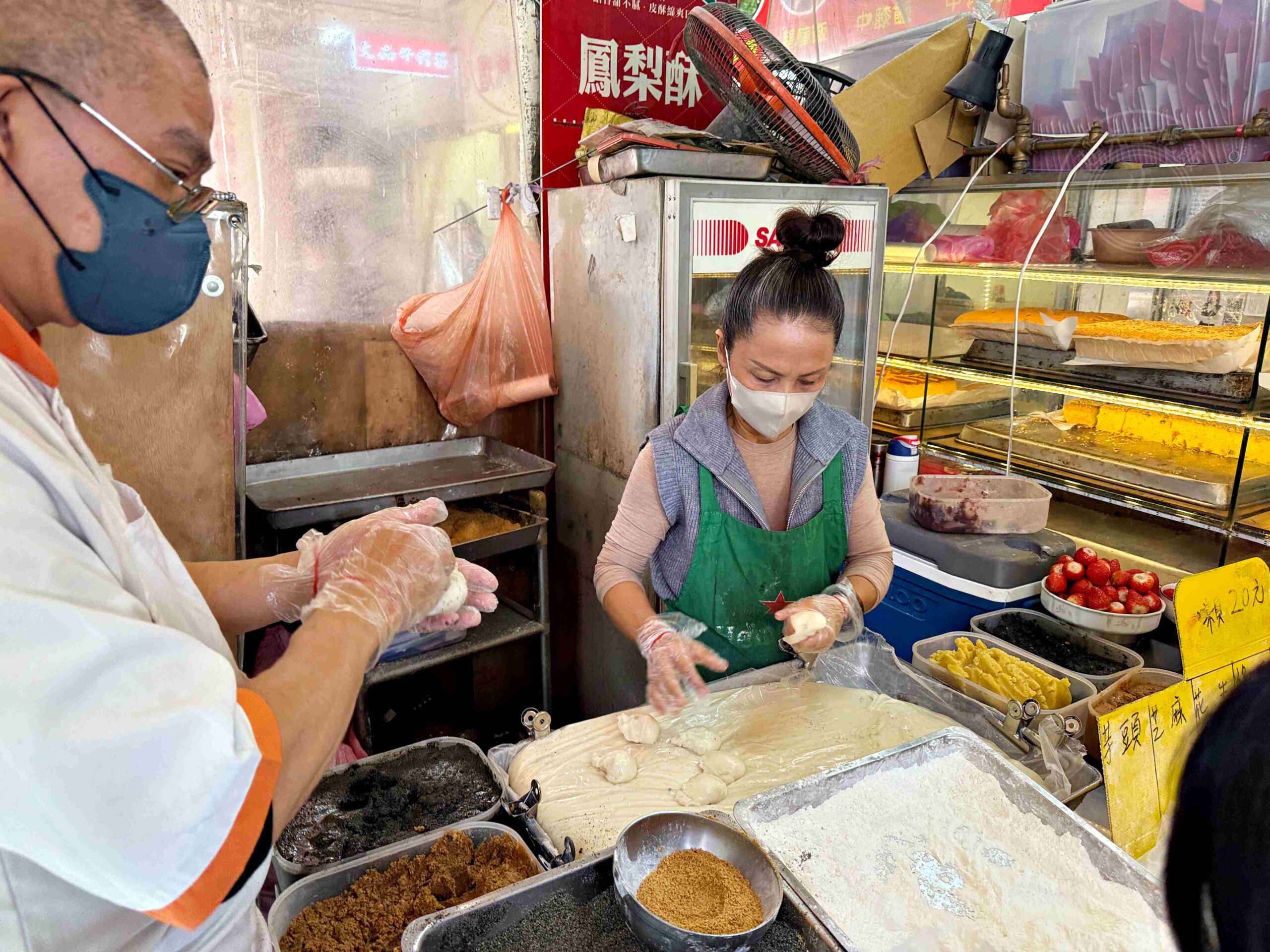 【台南美食】阿美現烤古早味蛋糕，運氣好才看得到會跳舞的麻糬，手工現包超軟Q超大 (菜單) @趙先生吃飯