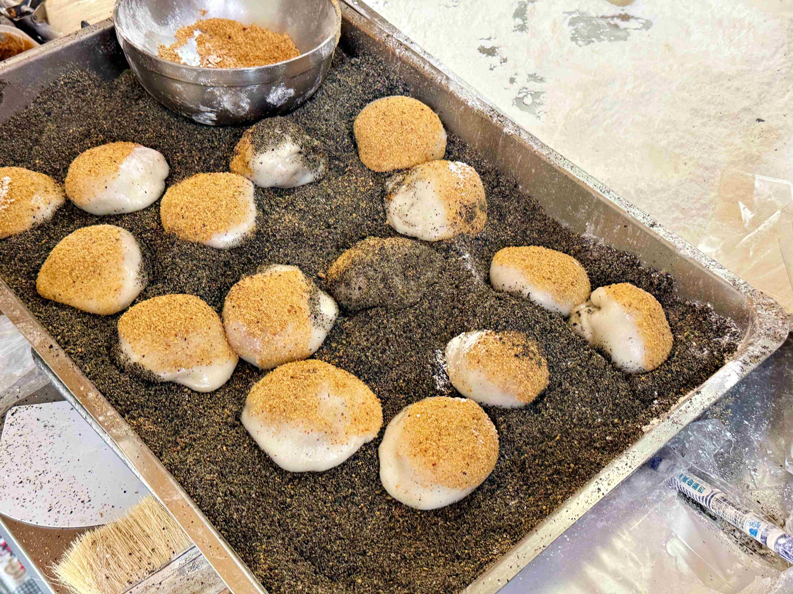 【台南美食】阿美現烤古早味蛋糕，運氣好才看得到會跳舞的麻糬，手工現包超軟Q超大 (菜單) @趙先生吃飯