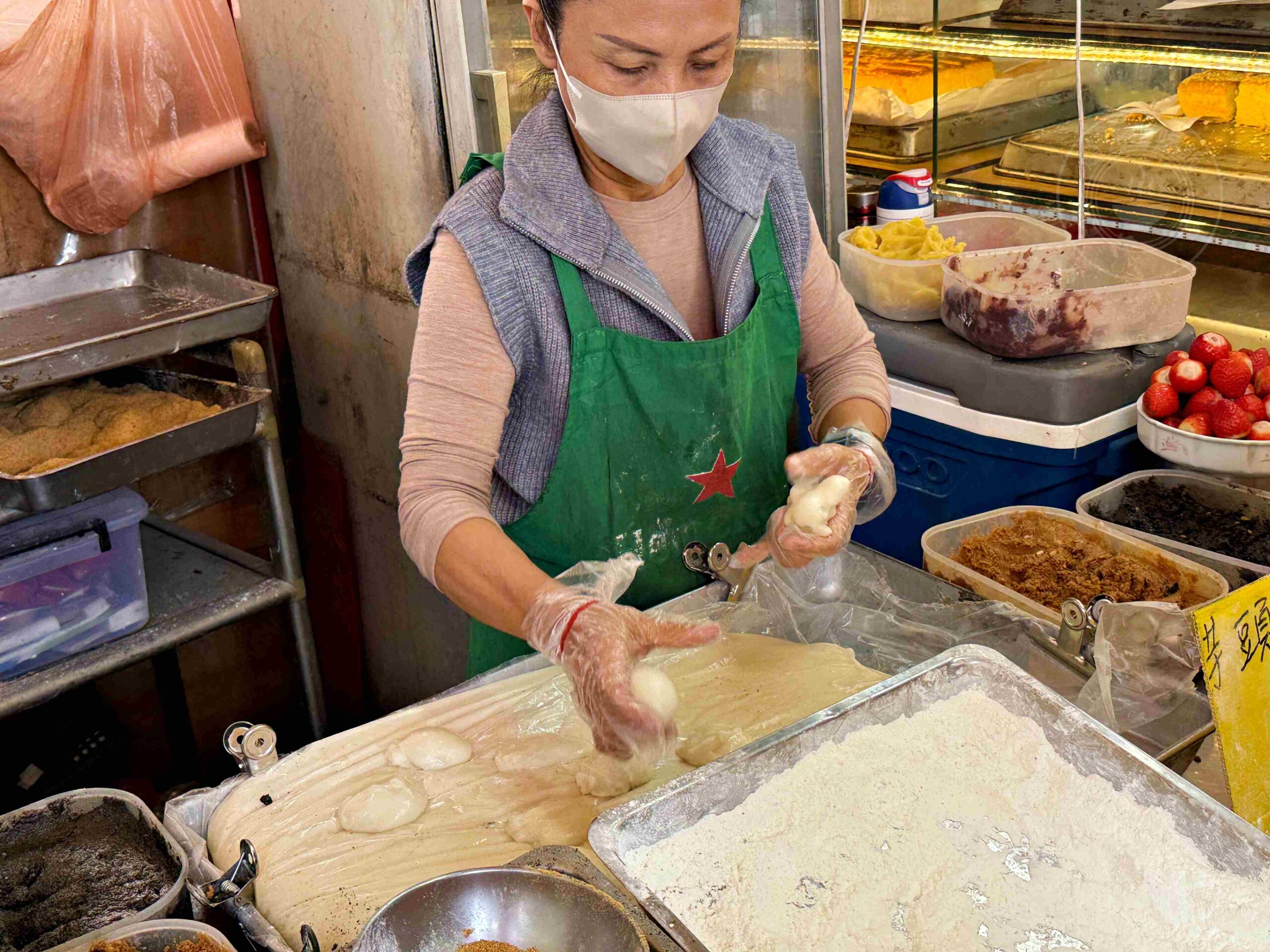 【台南美食】阿美現烤古早味蛋糕，運氣好才看得到會跳舞的麻糬，手工現包超軟Q超大 (菜單) @趙先生吃飯