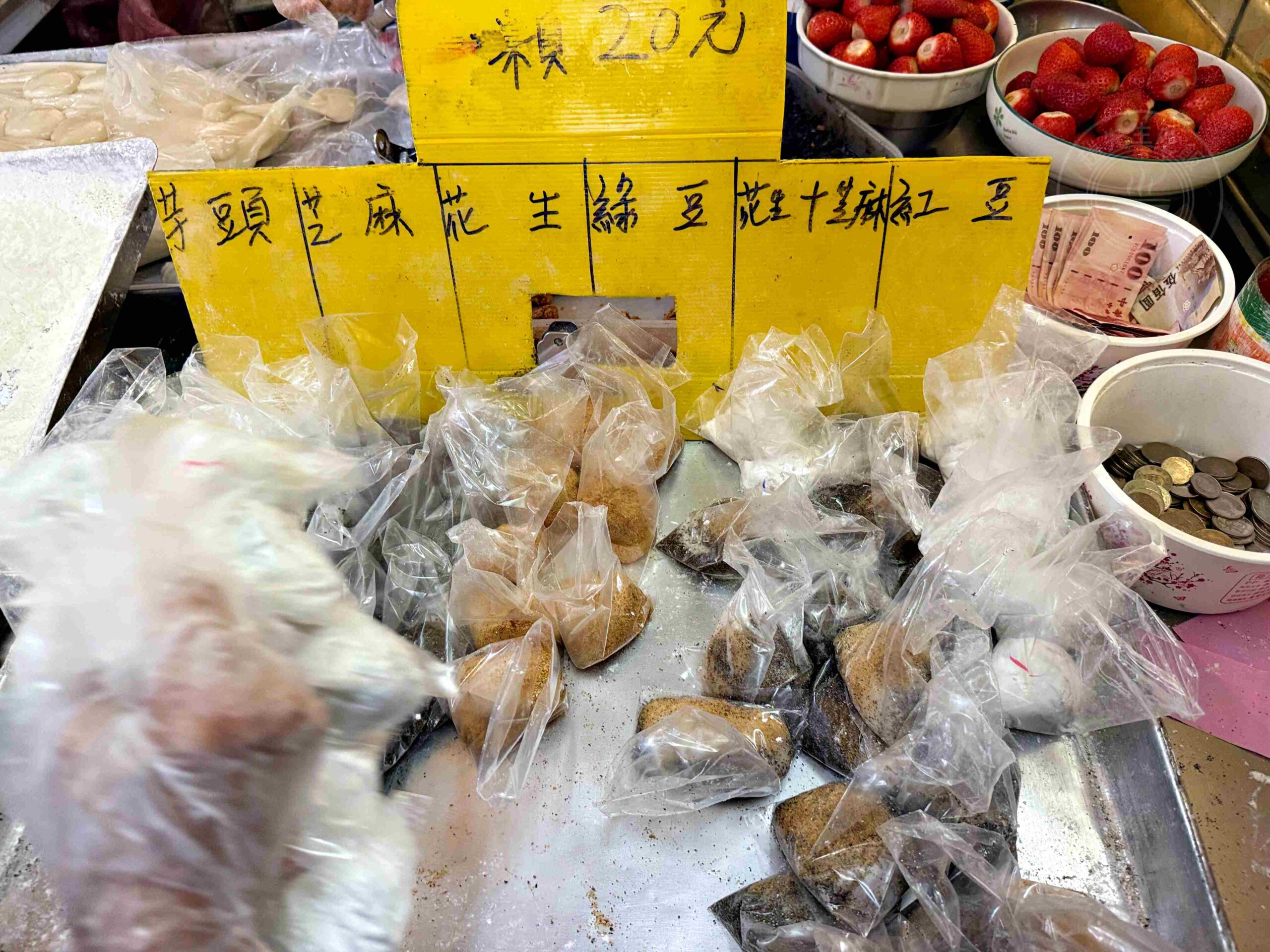 【台南美食】阿美現烤古早味蛋糕，運氣好才看得到會跳舞的麻糬，手工現包超軟Q超大 (菜單) @趙先生吃飯