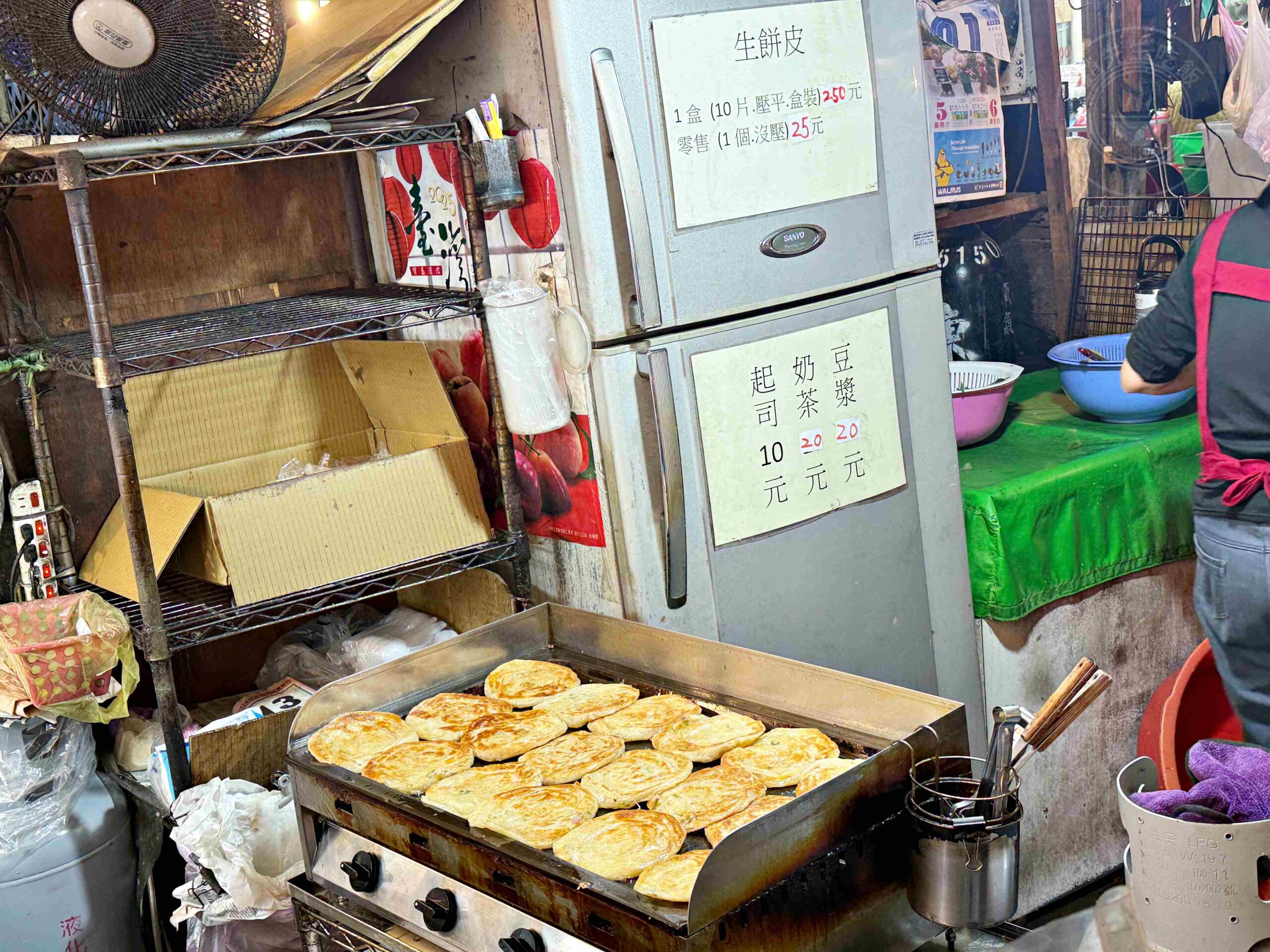 【新莊美食】忠將蔥蔬餅，超爆量蔬菜、玉米，乾煎不油膩脆皮推薦 (菜單) @趙先生吃飯