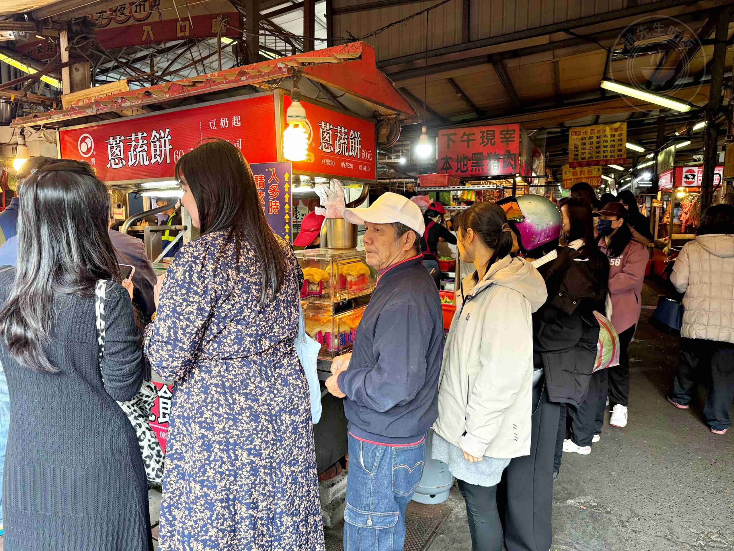 【新莊美食】忠將蔥蔬餅，超爆量蔬菜、玉米，乾煎不油膩脆皮推薦 (菜單) @趙先生吃飯