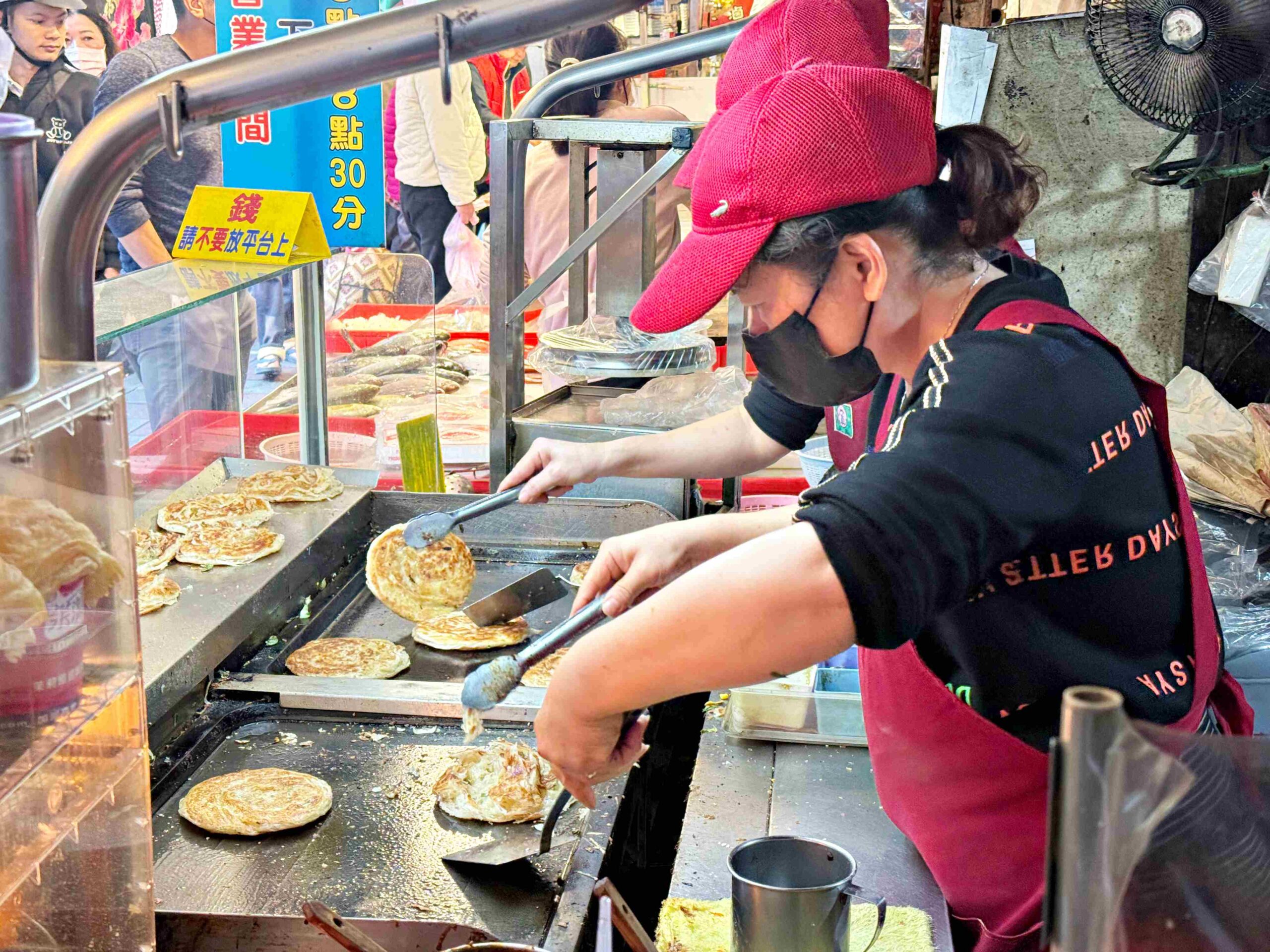【新莊美食】忠將蔥蔬餅，超爆量蔬菜、玉米，乾煎不油膩脆皮推薦 (菜單) @趙先生吃飯