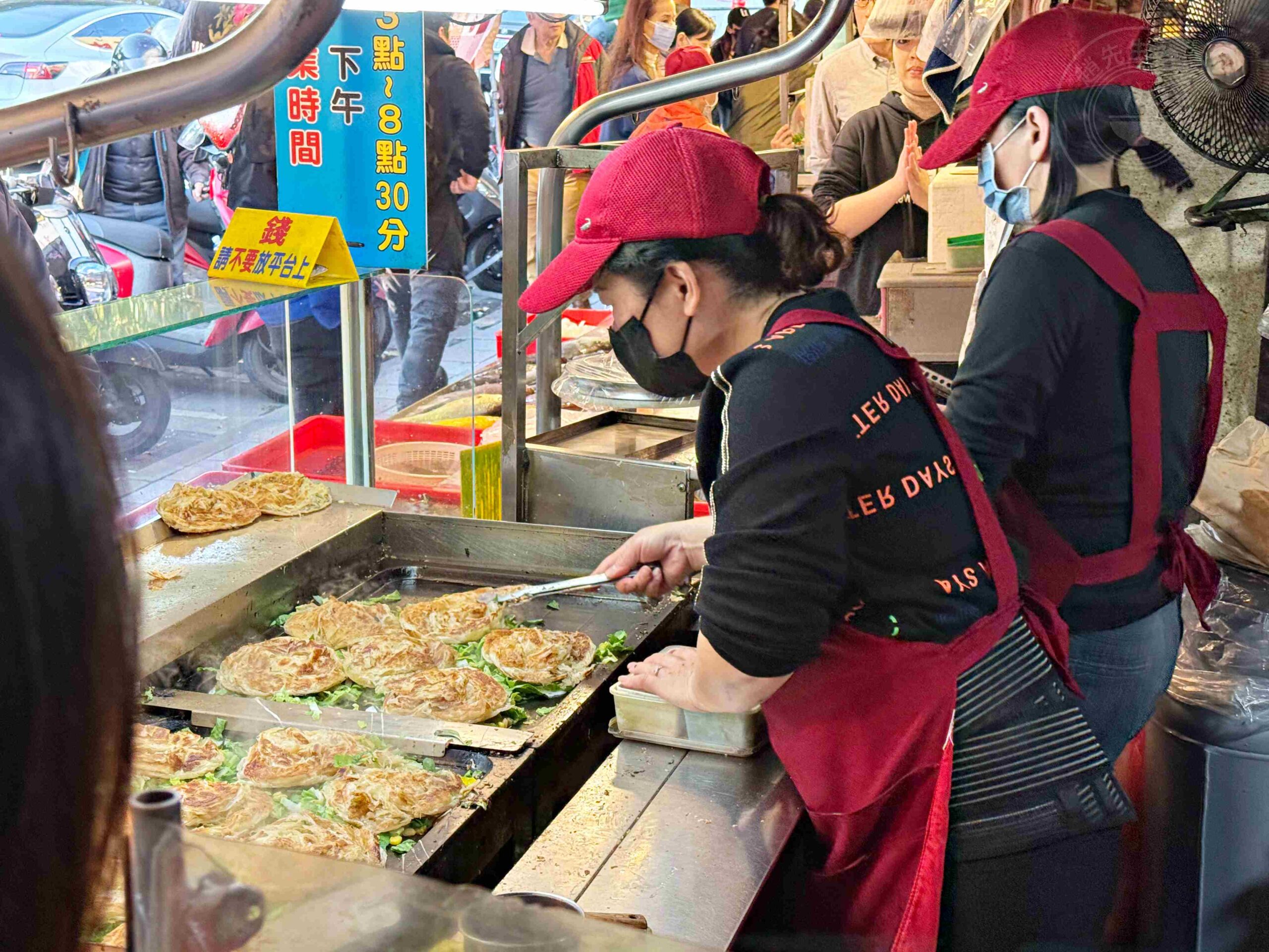 【新莊美食】忠將蔥蔬餅，超爆量蔬菜、玉米，乾煎不油膩脆皮推薦 (菜單) @趙先生吃飯