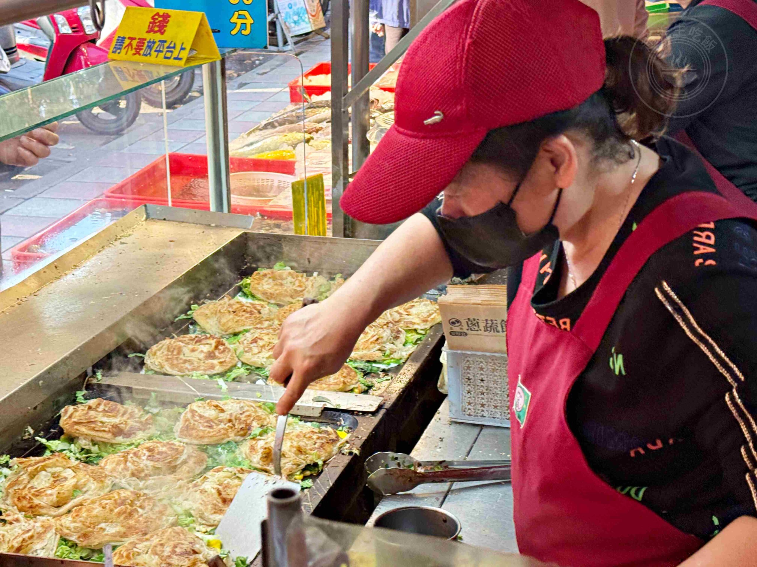 【新莊美食】忠將蔥蔬餅，超爆量蔬菜、玉米，乾煎不油膩脆皮推薦 (菜單) @趙先生吃飯