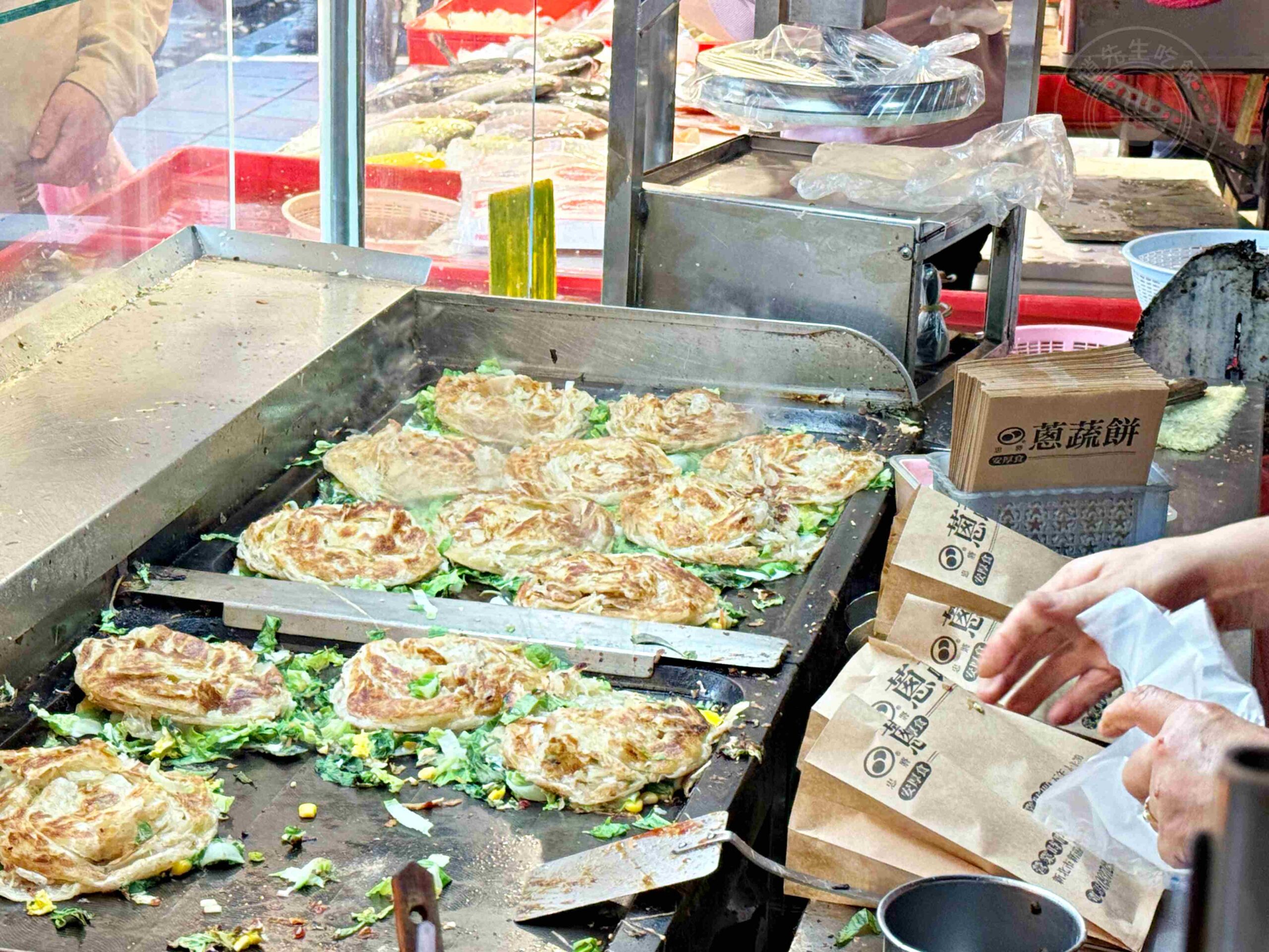 【新莊美食】忠將蔥蔬餅，超爆量蔬菜、玉米，乾煎不油膩脆皮推薦 (菜單) @趙先生吃飯