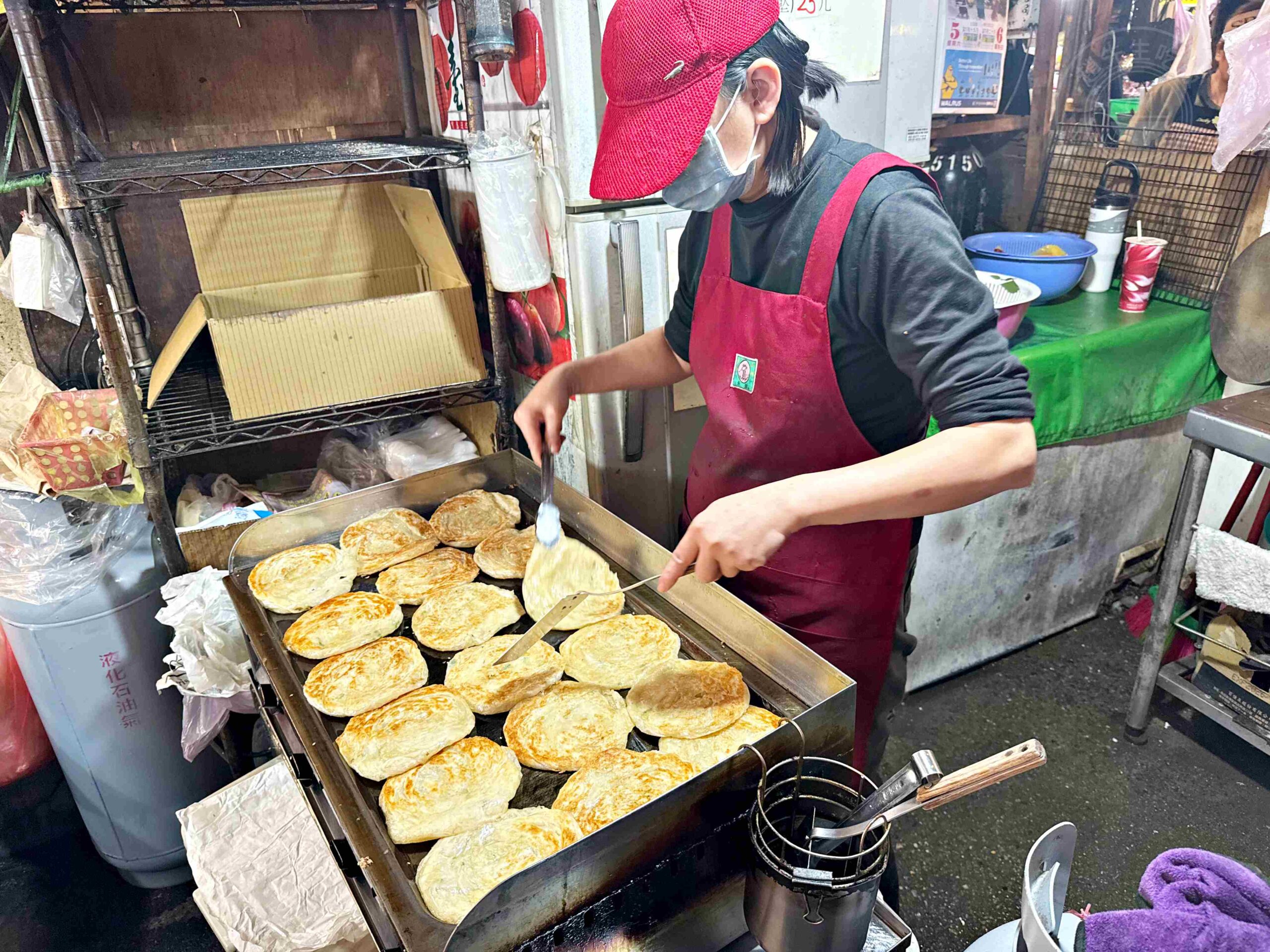 【新莊美食】忠將蔥蔬餅，超爆量蔬菜、玉米，乾煎不油膩脆皮推薦 (菜單) @趙先生吃飯