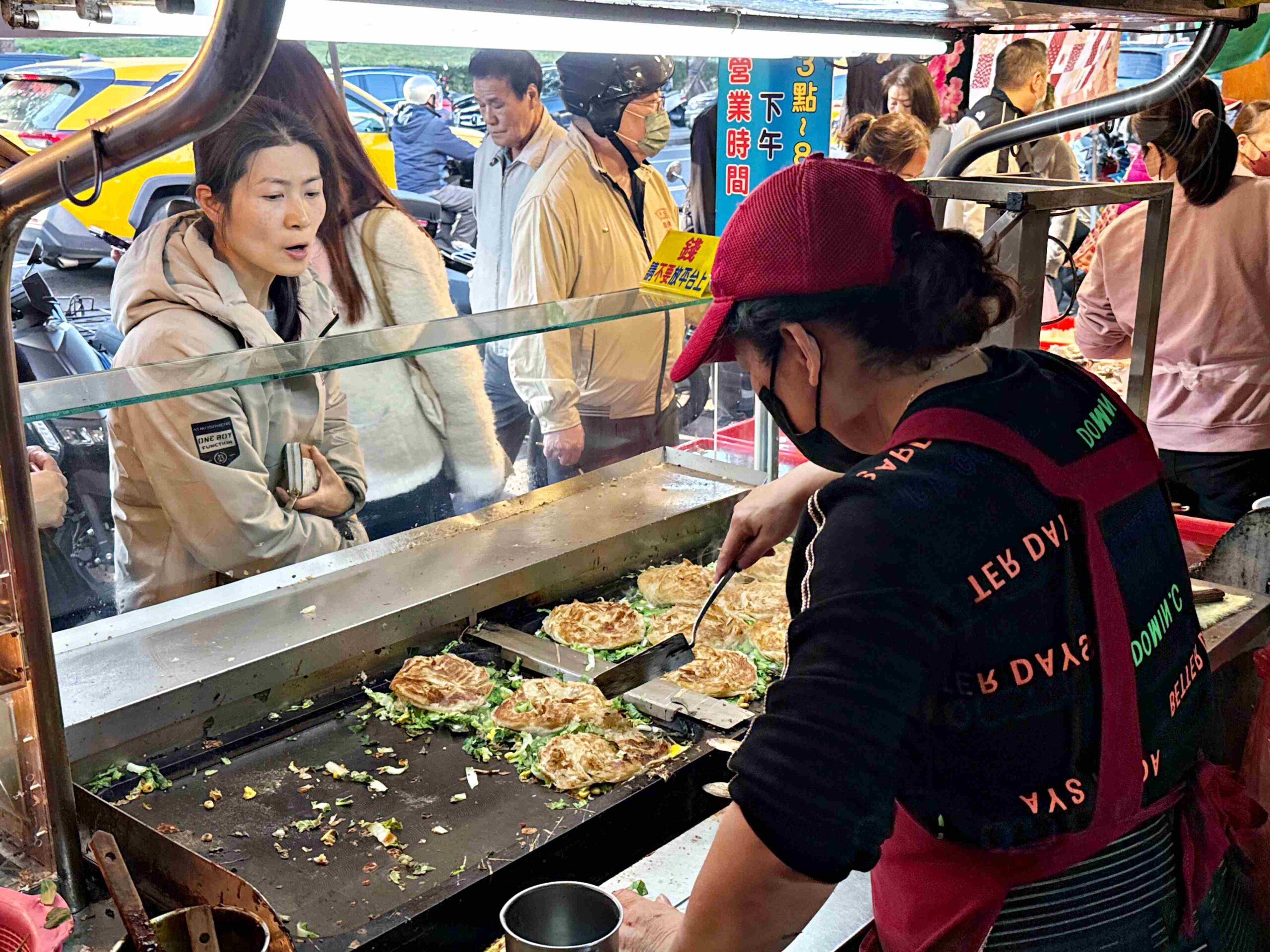【新莊美食】忠將蔥蔬餅，超爆量蔬菜、玉米，乾煎不油膩脆皮推薦 (菜單) @趙先生吃飯