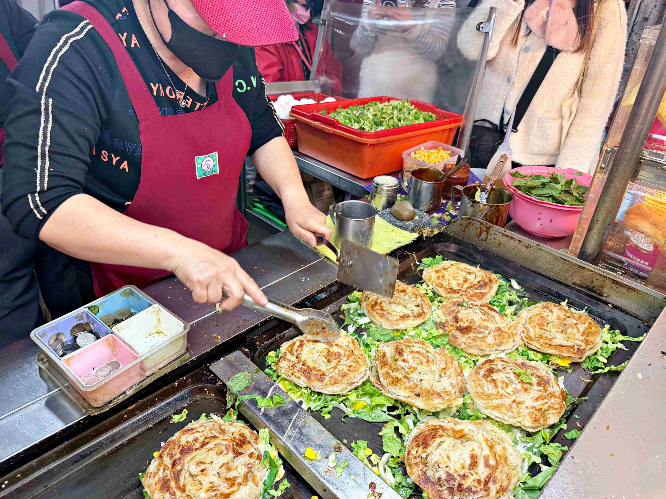 【新莊美食】忠將蔥蔬餅，超爆量蔬菜、玉米，乾煎不油膩脆皮推薦 (菜單) @趙先生吃飯