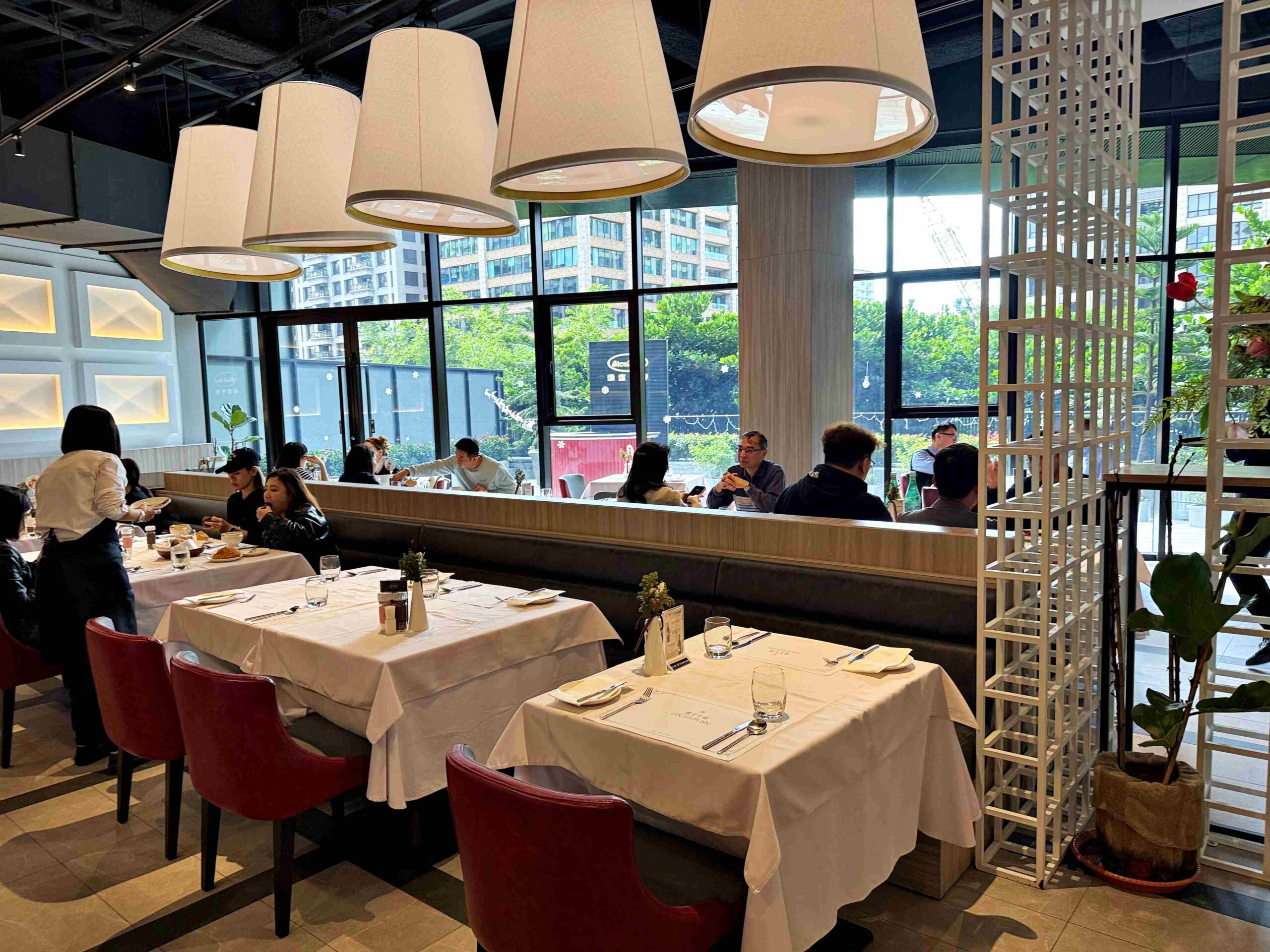 【桃園美食】雅室牛排桃園藝文店，台北30年老店品質神複製，經典濃湯跟牛排推薦 (菜單/價錢) @趙先生吃飯