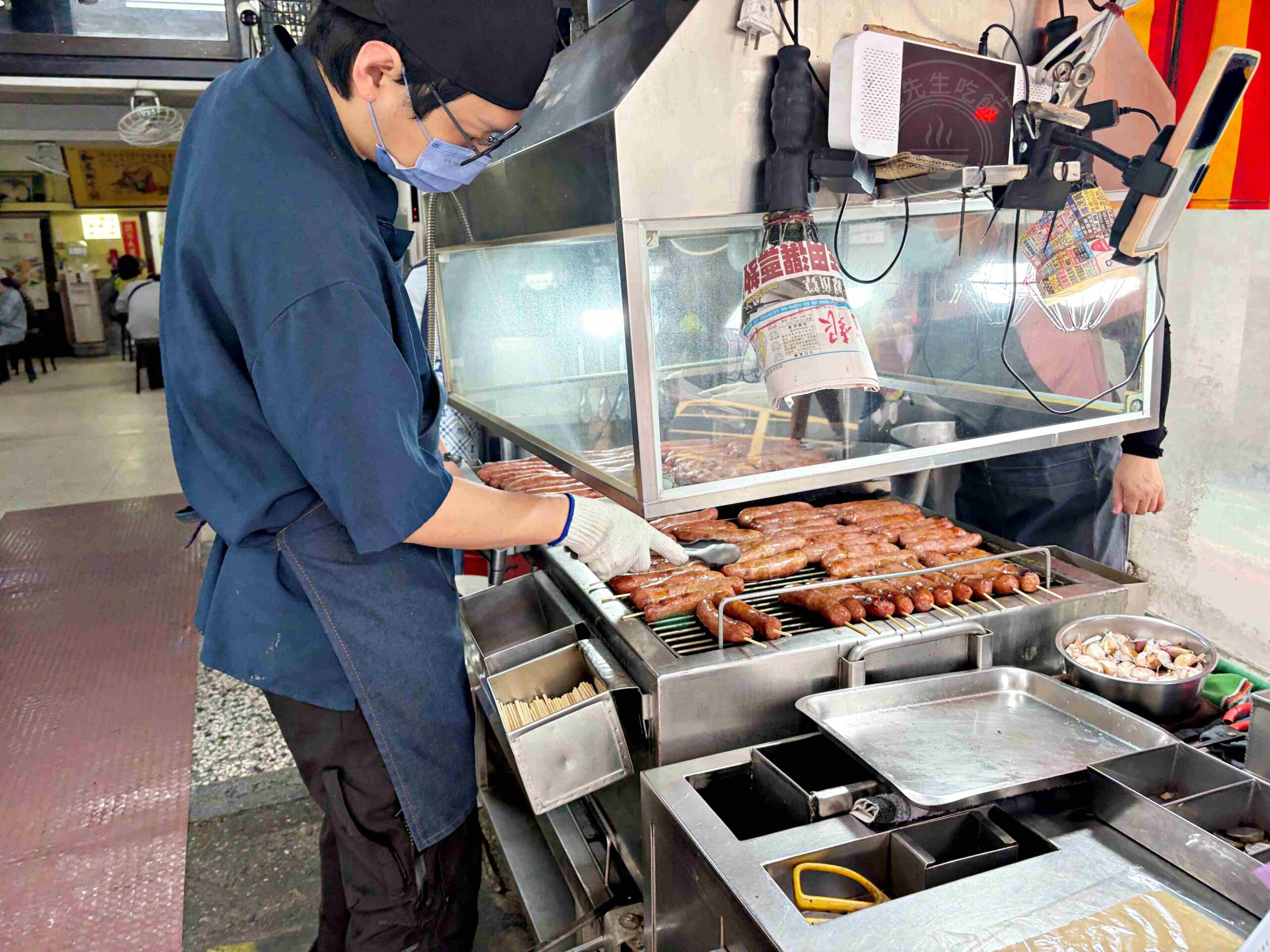 【板橋美食】油庫口蚵仔麵線+炭烤香腸,新埔站巷弄四十年小吃推薦大麵線加炭烤香腸 @趙先生吃飯 【板橋美食】油庫口蚵仔麵線+炭烤香腸,新埔站巷弄四十年小吃推薦大麵線加炭烤香腸 @趙先生吃飯