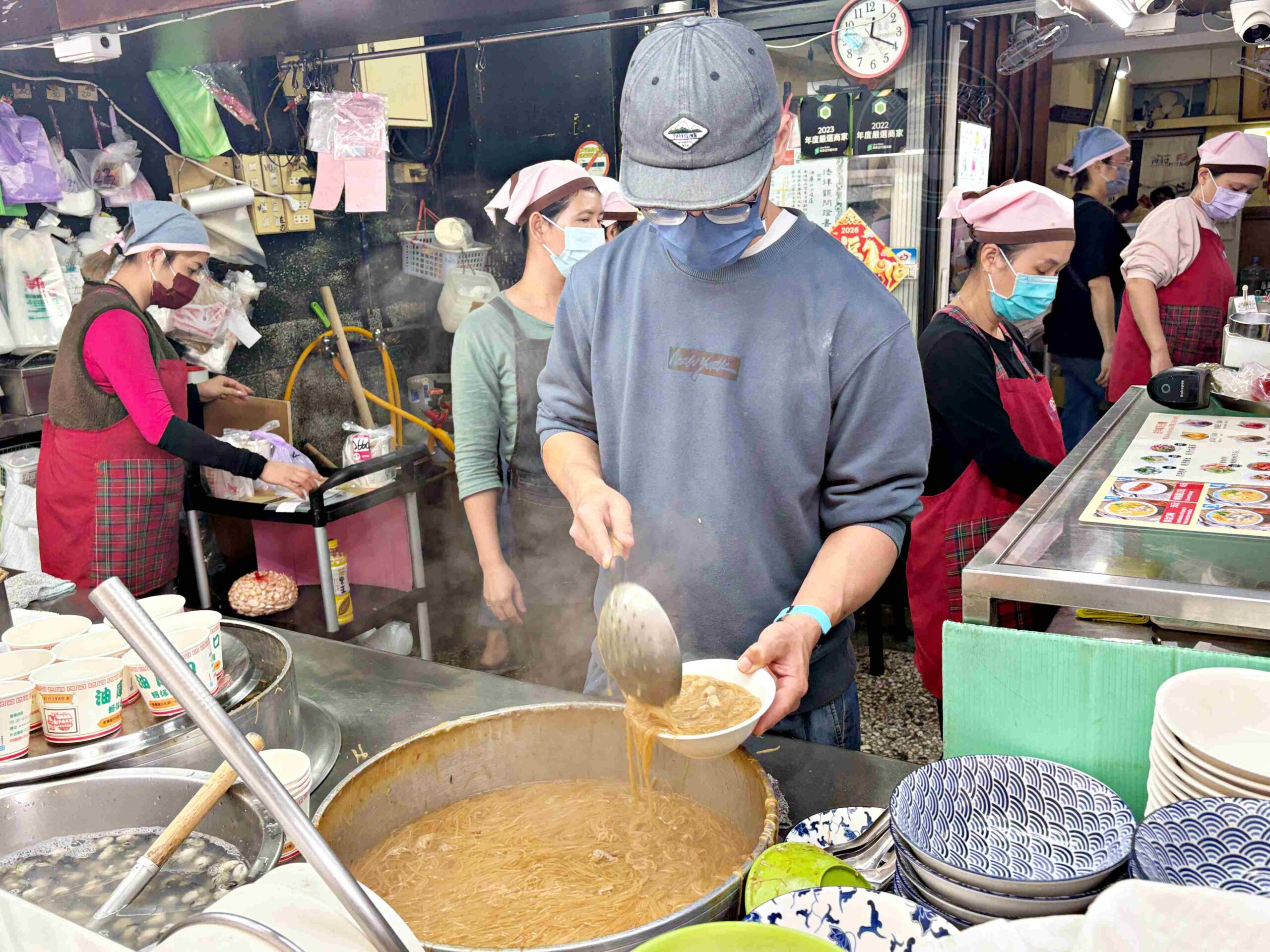 【板橋美食】油庫口蚵仔麵線+炭烤香腸,新埔站巷弄四十年小吃推薦大麵線加炭烤香腸 @趙先生吃飯 【板橋美食】油庫口蚵仔麵線+炭烤香腸,新埔站巷弄四十年小吃推薦大麵線加炭烤香腸 @趙先生吃飯