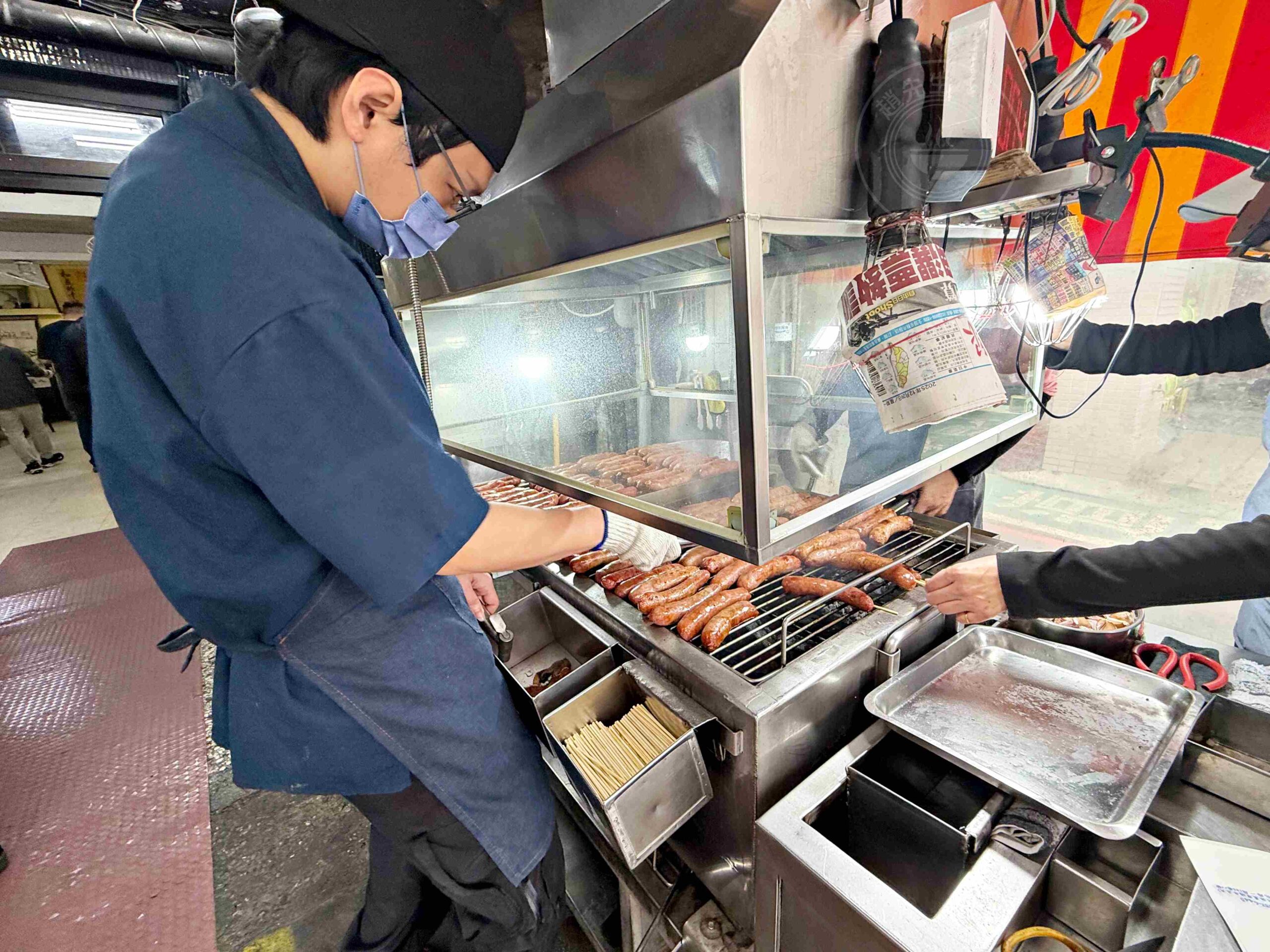 【板橋美食】油庫口蚵仔麵線+炭烤香腸,新埔站巷弄四十年小吃推薦大麵線加炭烤香腸 @趙先生吃飯 【板橋美食】油庫口蚵仔麵線+炭烤香腸,新埔站巷弄四十年小吃推薦大麵線加炭烤香腸 @趙先生吃飯