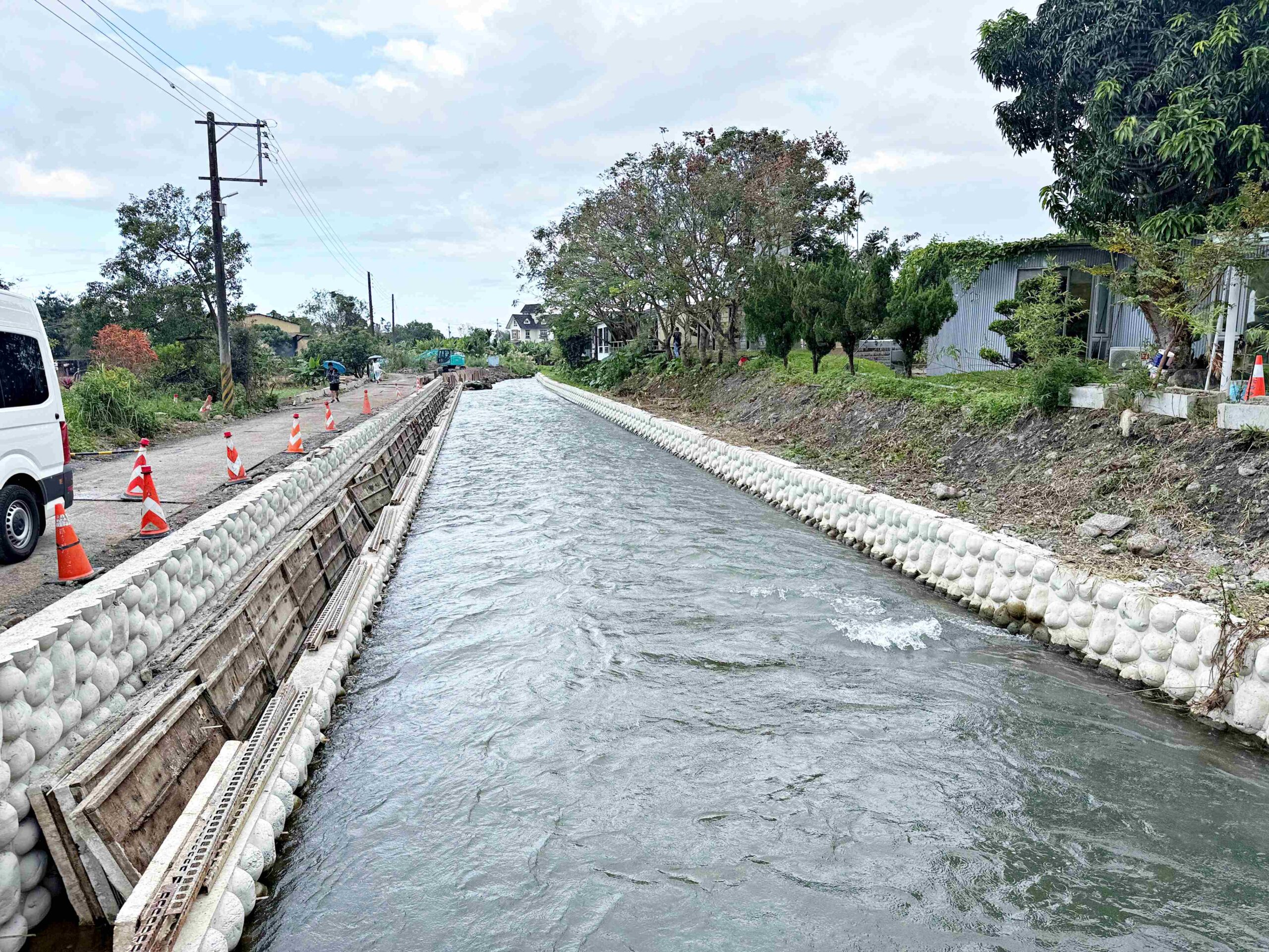 【宜蘭美食景點】《宜蘭北后寺》、《聽水咖啡》，秒飛日本免門票禪意庭園配溪景咖啡推薦(菜單) @趙先生吃飯