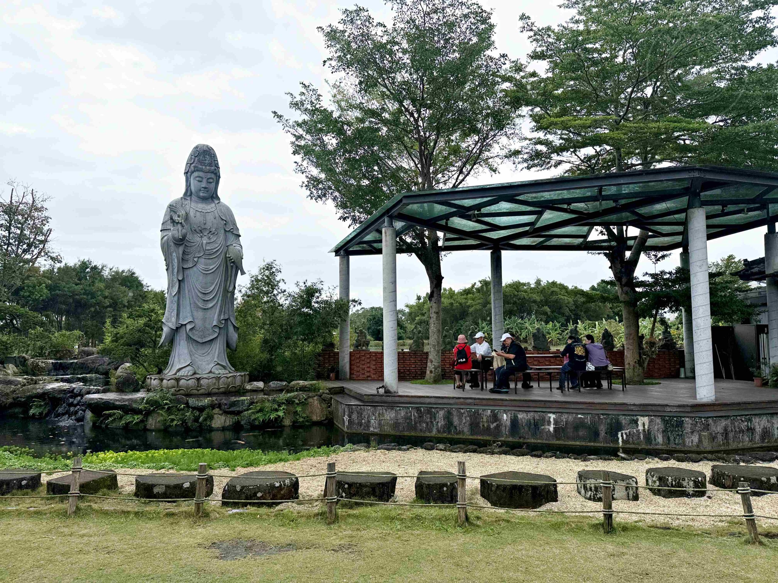 【宜蘭美食景點】《宜蘭北后寺》、《聽水咖啡》，秒飛日本免門票禪意庭園配溪景咖啡推薦(菜單) @趙先生吃飯