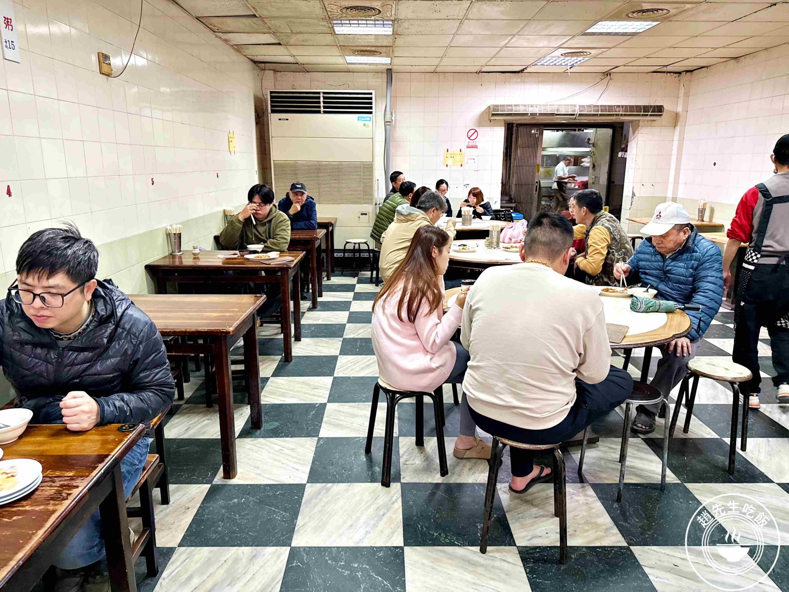 【龍山寺美食】周記肉粥店，一碗15元肉粥無限續湯與酥脆紅燒肉推薦 (菜單) @趙先生吃飯