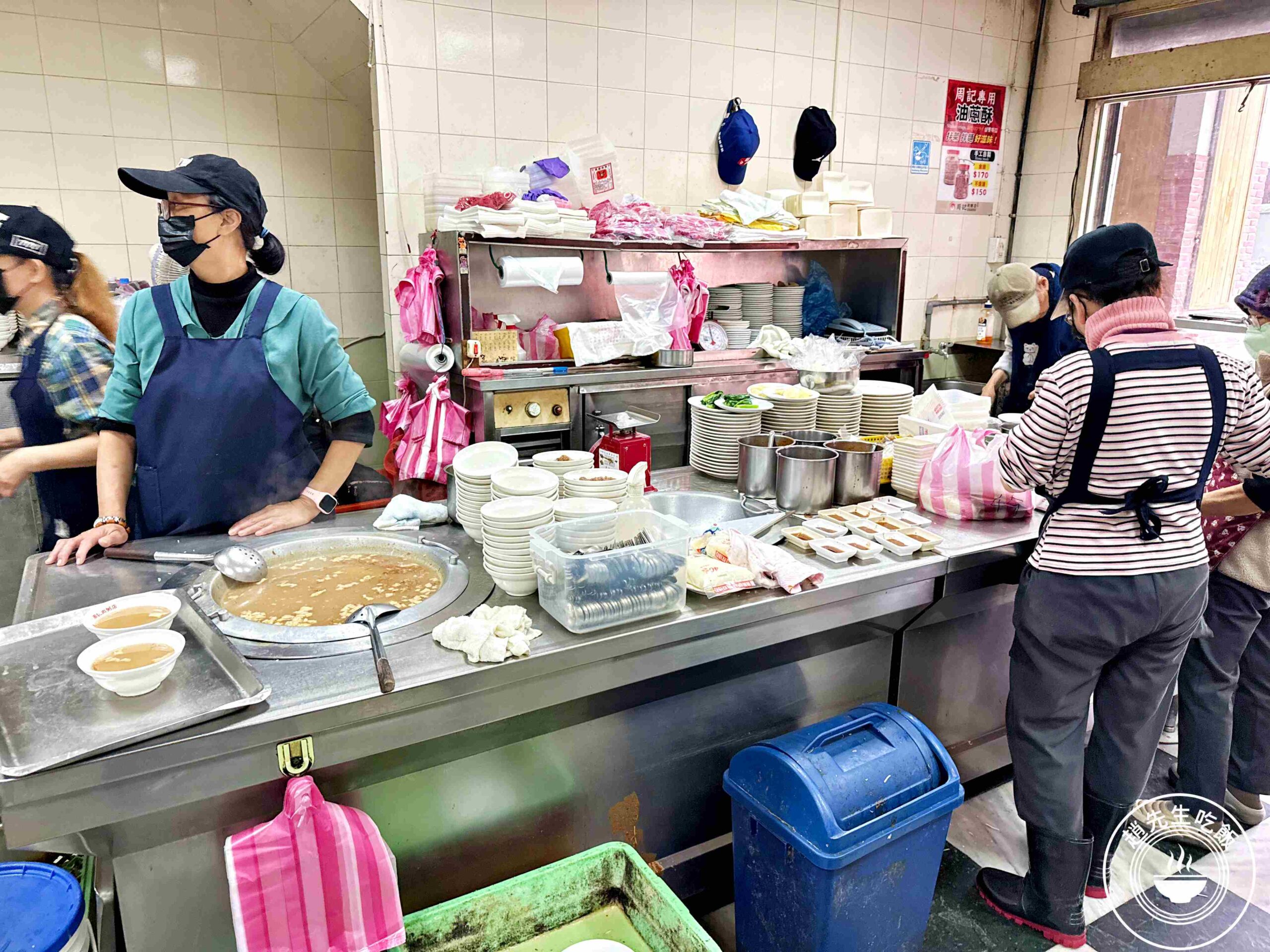 【龍山寺美食】周記肉粥店，一碗15元肉粥無限續湯與酥脆紅燒肉推薦 (菜單) @趙先生吃飯