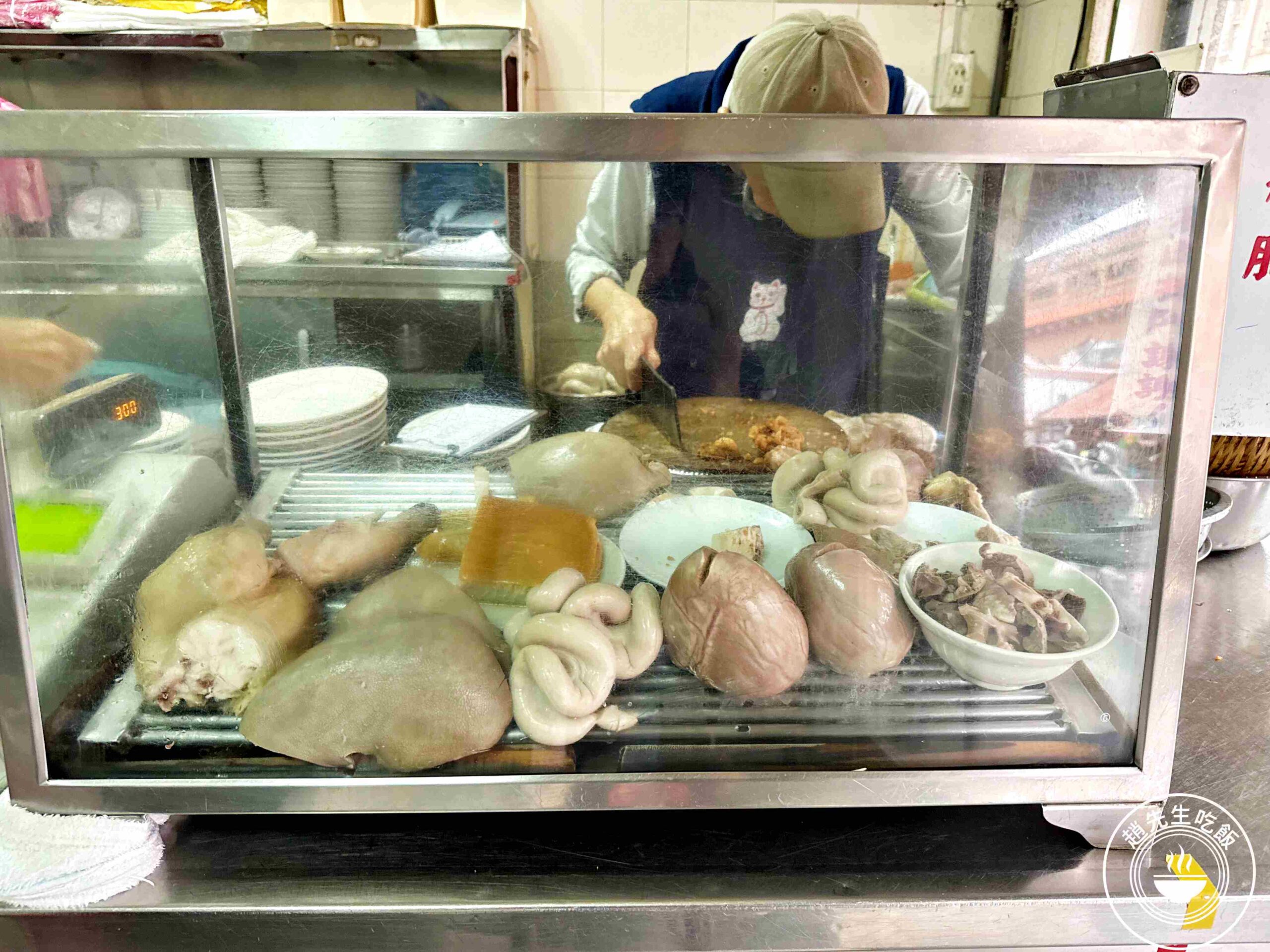 【龍山寺美食】周記肉粥店，一碗15元肉粥無限續湯與酥脆紅燒肉推薦 (菜單) @趙先生吃飯