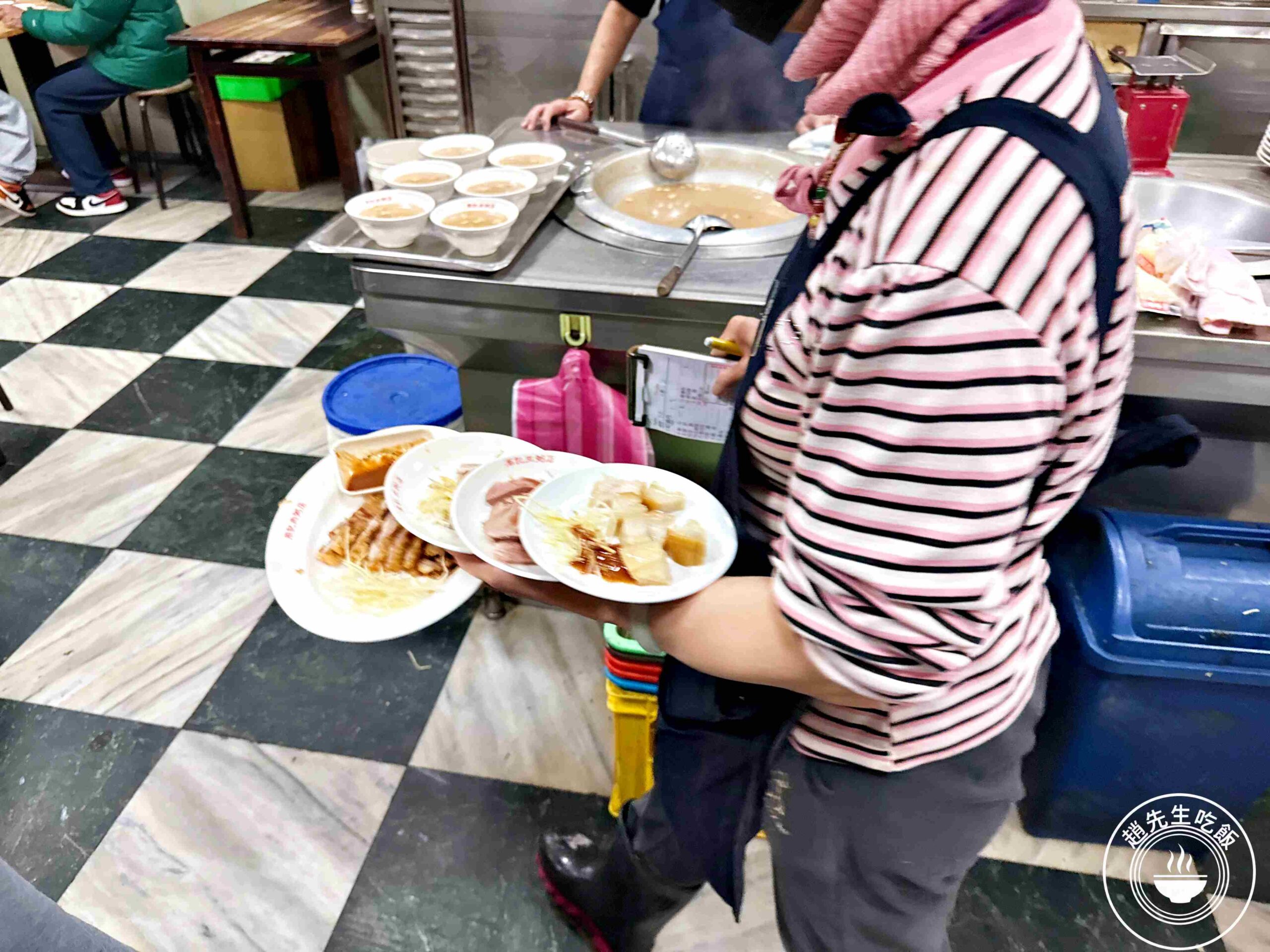 【龍山寺美食】周記肉粥店，一碗15元肉粥無限續湯與酥脆紅燒肉推薦 (菜單) @趙先生吃飯