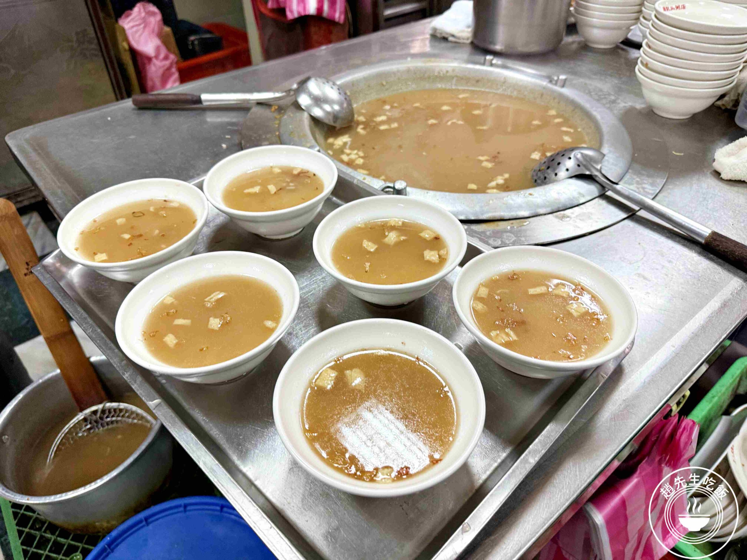 【龍山寺美食】周記肉粥店，一碗15元肉粥無限續湯與酥脆紅燒肉推薦 (菜單) @趙先生吃飯