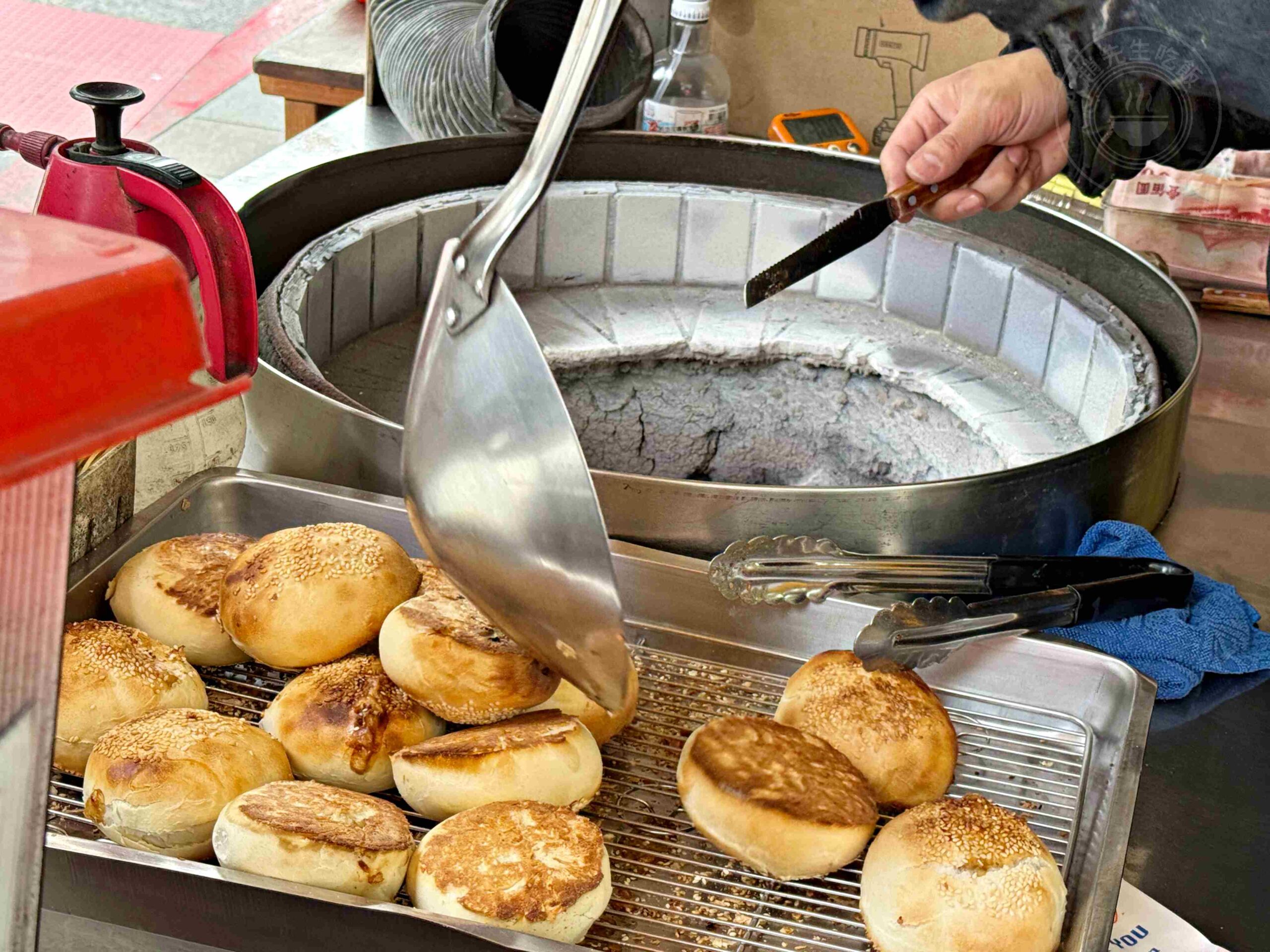【松江南京美食】黑老闆胡椒餅，蔥塞超多，咬下去肉汁直接噴出來推薦(菜單) @趙先生吃飯