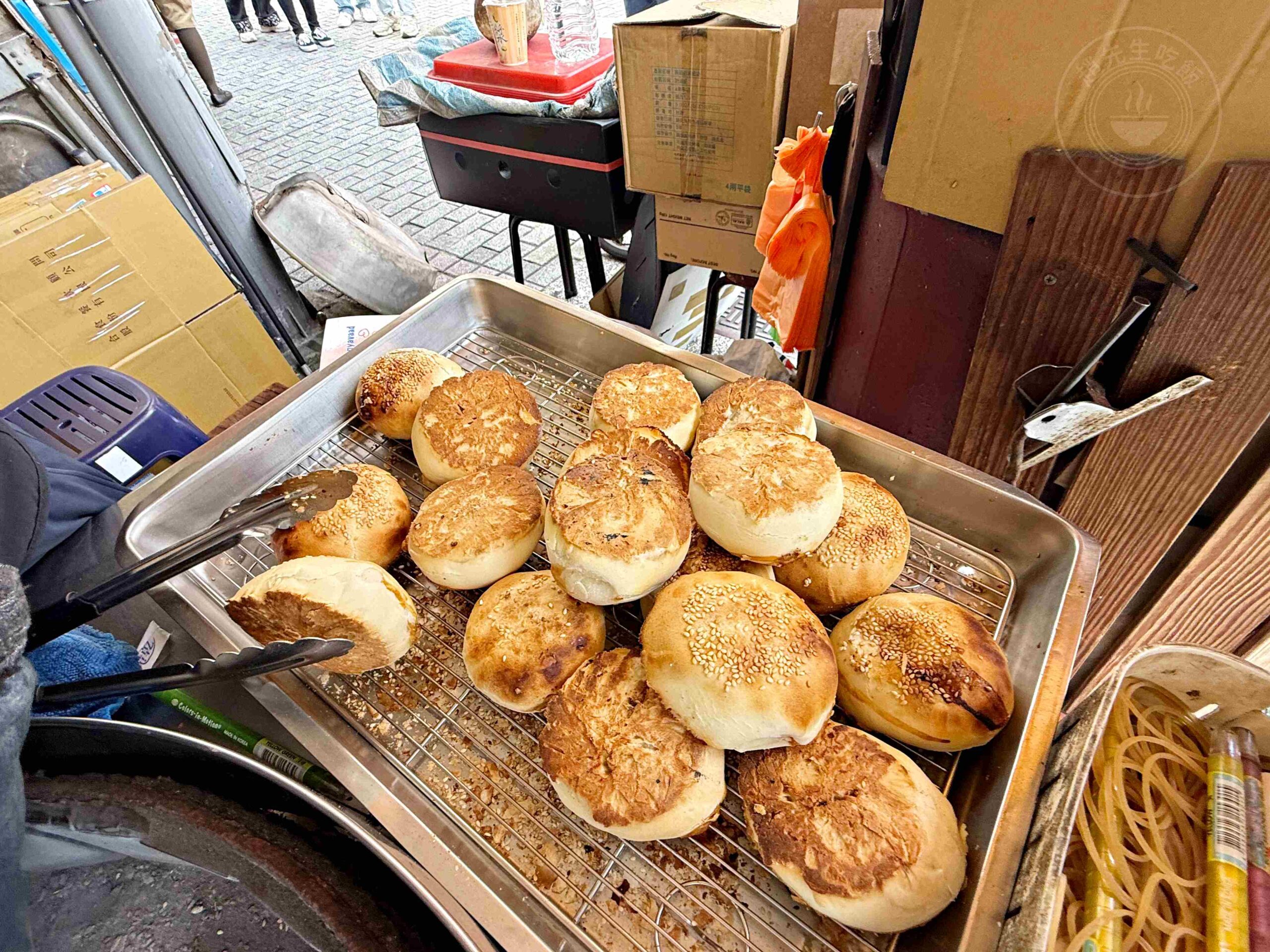 【松江南京美食】黑老闆胡椒餅，蔥塞超多，咬下去肉汁直接噴出來推薦(菜單) @趙先生吃飯