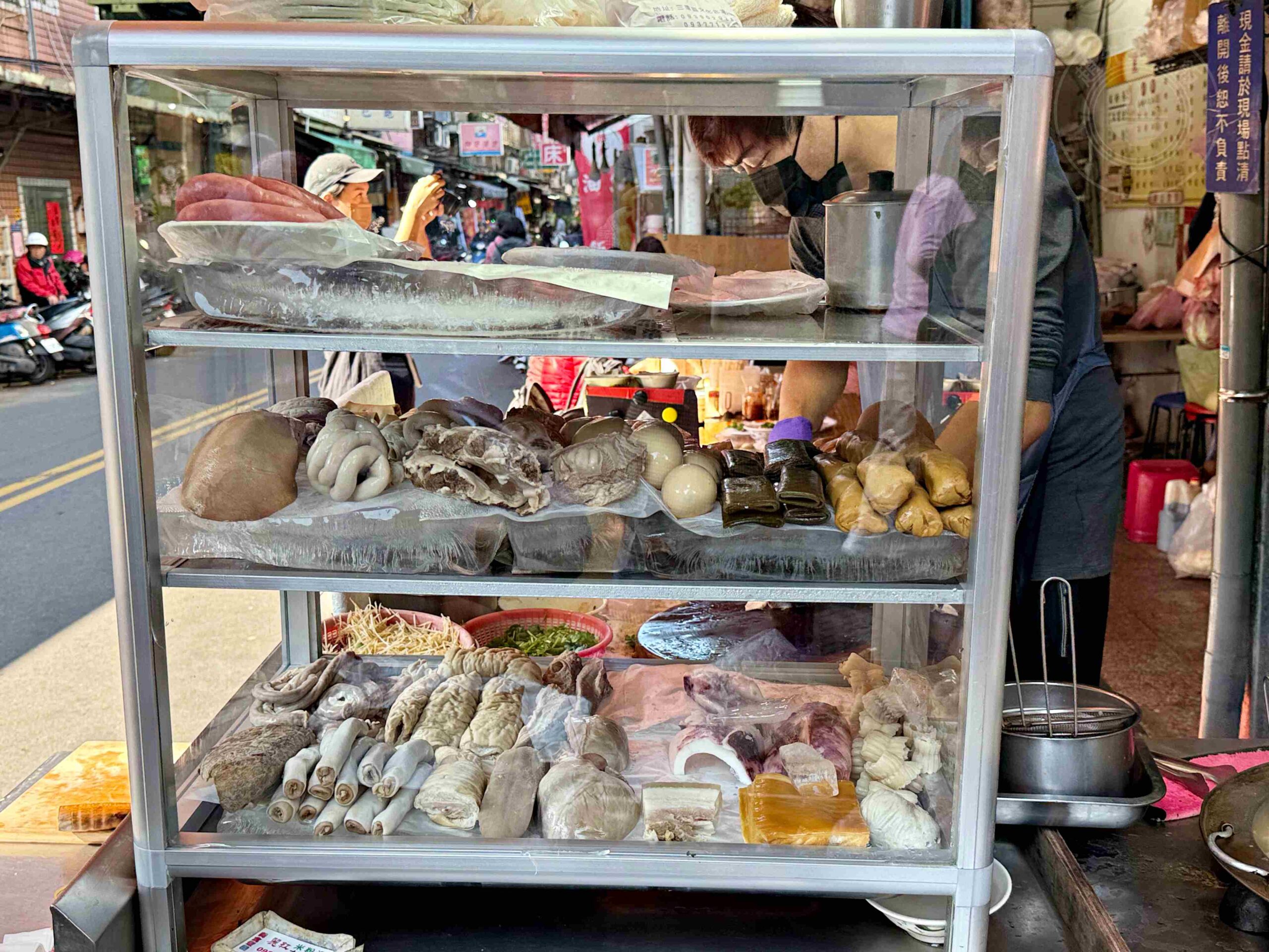 【三重美食】麗紅米粉湯,傳承三代80年市場老字號,手工大腸頭、米粉湯黑白切都推薦(菜單) @趙先生吃飯 【三重美食】麗紅米粉湯,傳承三代80年市場老字號,手工大腸頭、米粉湯黑白切都推薦(菜單) @趙先生吃飯