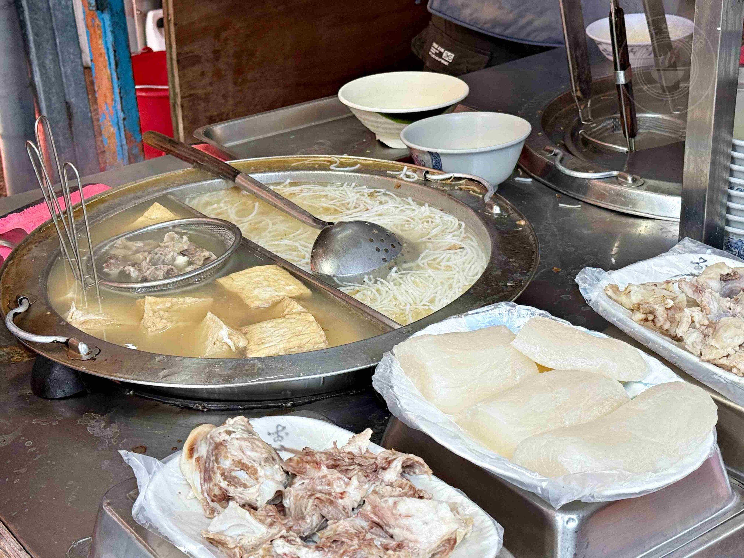 【三重美食】麗紅米粉湯,傳承三代80年市場老字號,手工大腸頭、米粉湯黑白切都推薦(菜單) @趙先生吃飯 【三重美食】麗紅米粉湯,傳承三代80年市場老字號,手工大腸頭、米粉湯黑白切都推薦(菜單) @趙先生吃飯